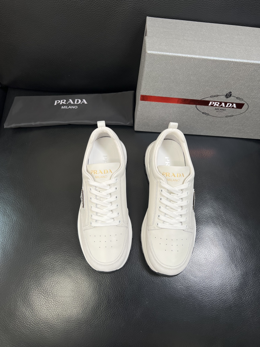 PRADA 高品质 顶级工艺品 普拉达 专柜同步 原厂配置，意大利进口原版牛皮面料，透气舒适进口水染牛里