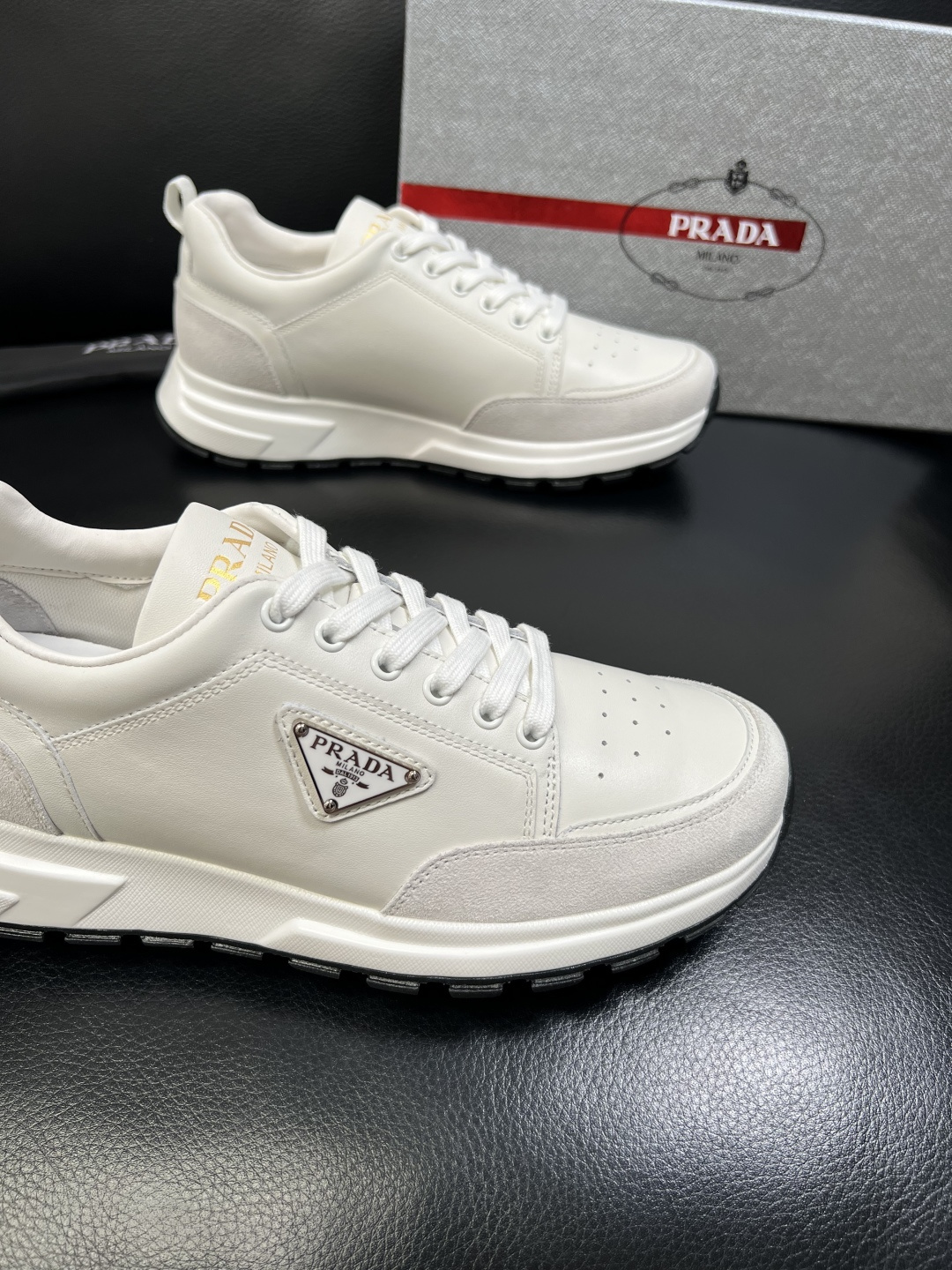 PRADA 高品质 顶级工艺品 普拉达 专柜同步 原厂配置，意大利进口原版牛皮面料，透气舒适进口水染牛里