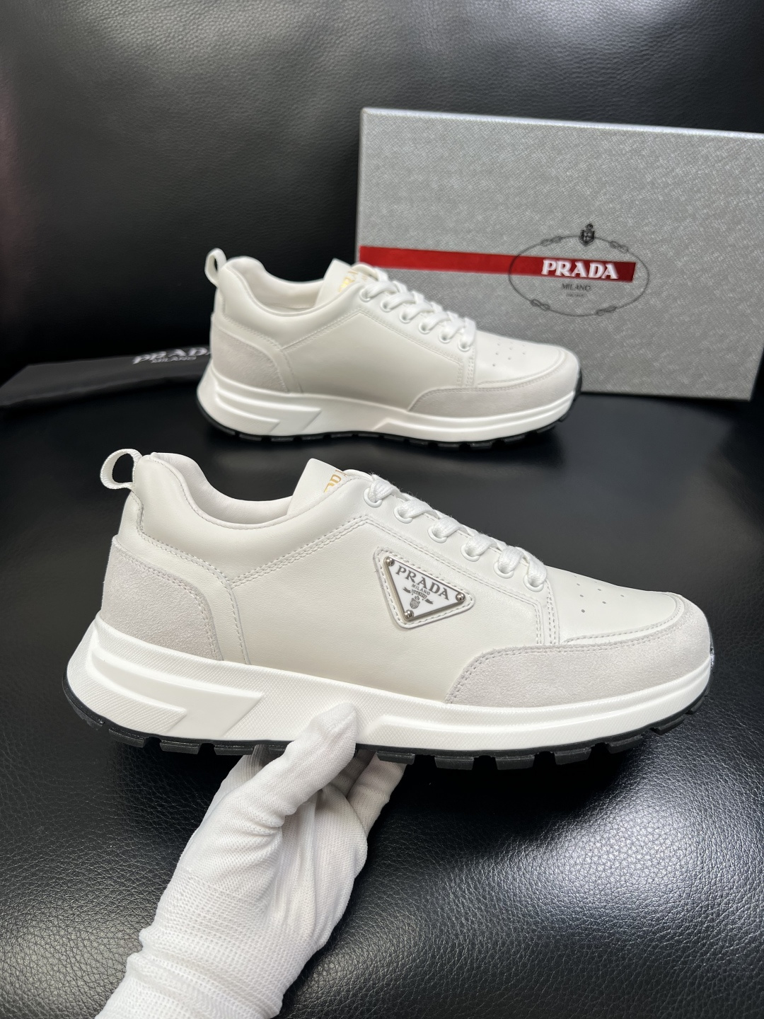 PRADA 高品质 顶级工艺品 普拉达 专柜同步 原厂配置，意大利进口原版牛皮面料，透气舒适进口水染牛里