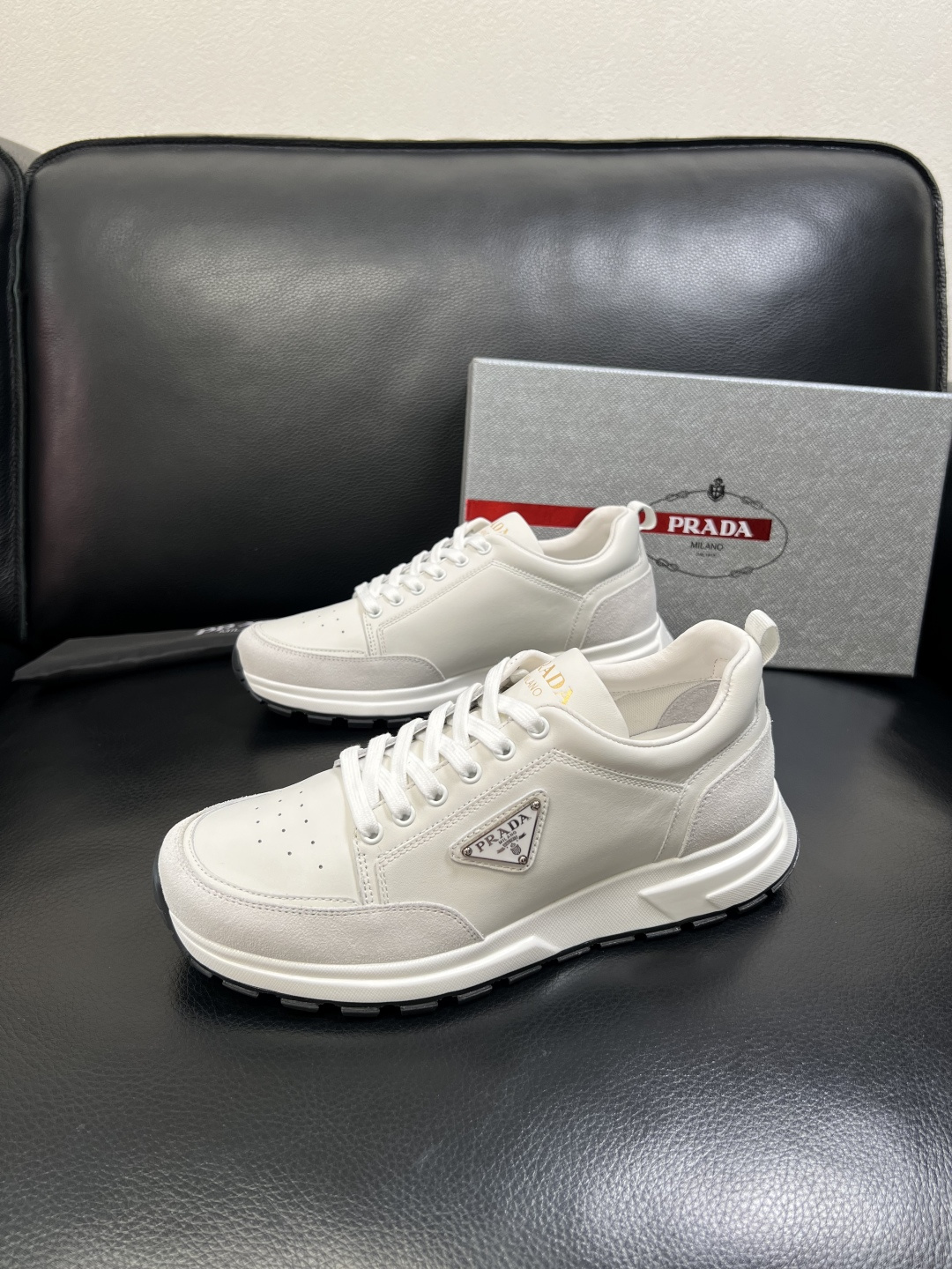 PRADA 高品质 顶级工艺品 普拉达 专柜同步 原厂配置，意大利进口原版牛皮面料，透气舒适进口水染牛里