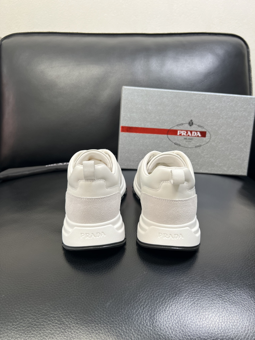 PRADA 高品质 顶级工艺品 普拉达 专柜同步 原厂配置，意大利进口原版牛皮面料，透气舒适进口水染牛里