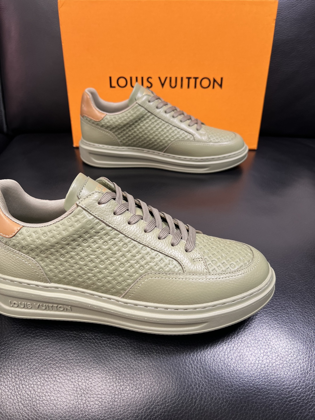 Lv 高品质 顶级工艺品 路易威登，运动板鞋专柜同步，鞋面意大利进口，高品质拼接缤纷色彩复杂工艺品，进口