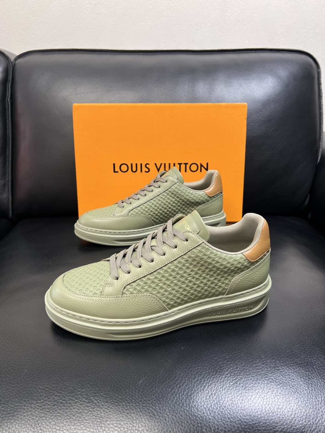 Lv 高品质 顶级工艺品 路易威登，运动板鞋专柜同步，鞋面意大利进口，高品质拼接缤纷色彩复杂工艺品，进口