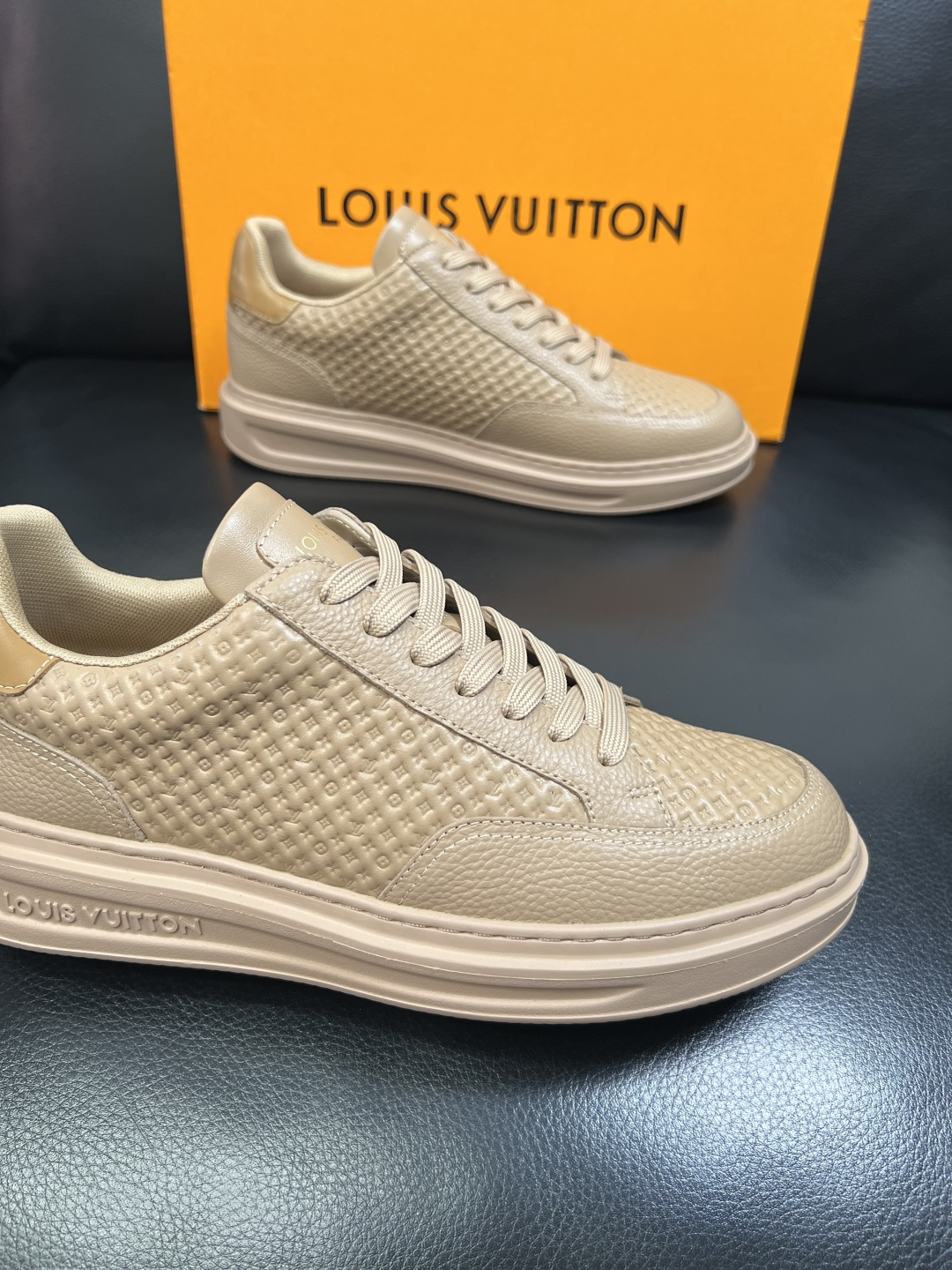 Lv 高品质 顶级工艺品 路易威登，运动板鞋专柜同步，鞋面意大利进口，高品质拼接缤纷色彩复杂工艺品，进口