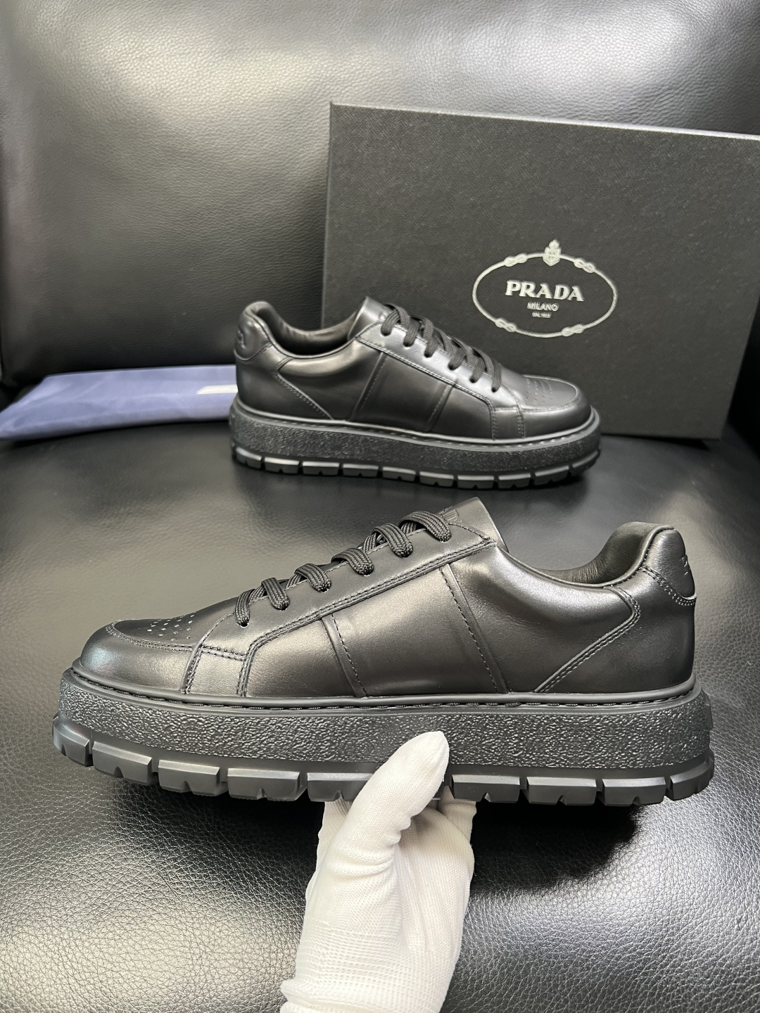 Prada 顶级工艺品，普拉达 专柜同步，原厂配置意大利进口牛皮拼布面料，进口牛皮内里垫，透气舒适，鞋底