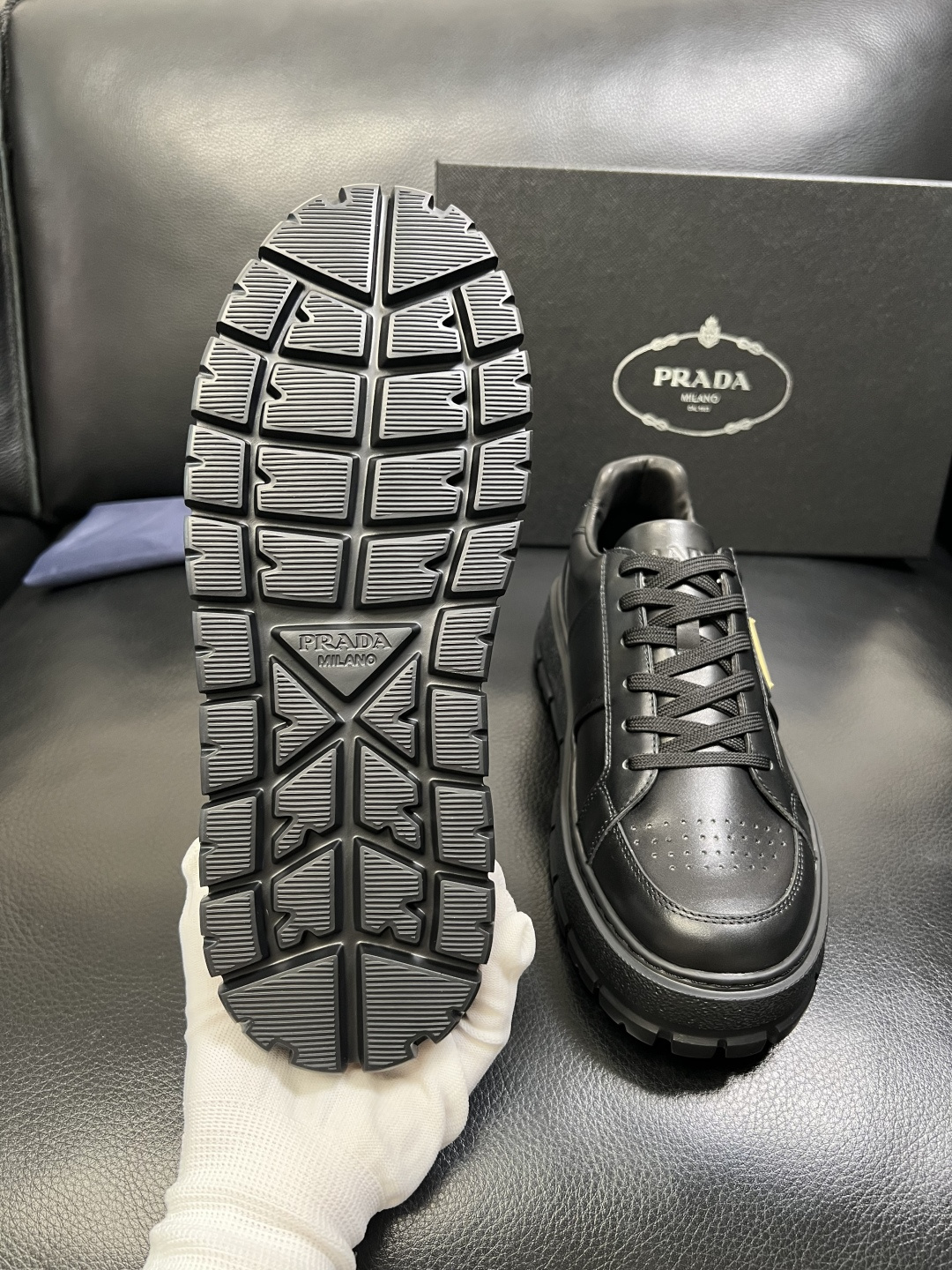 Prada 顶级工艺品，普拉达 专柜同步，原厂配置意大利进口牛皮拼布面料，进口牛皮内里垫，透气舒适，鞋底