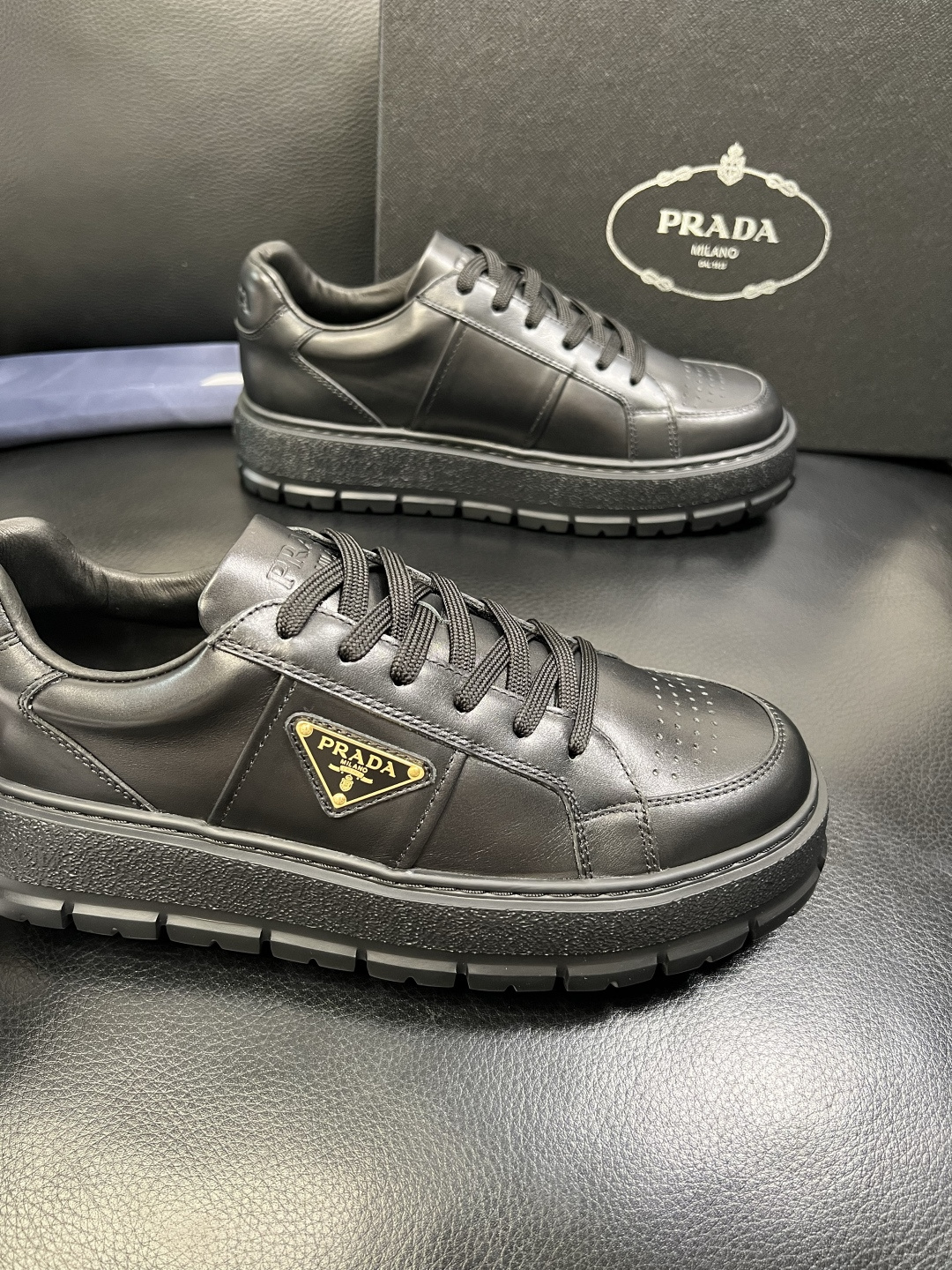 Prada 顶级工艺品，普拉达 专柜同步，原厂配置意大利进口牛皮拼布面料，进口牛皮内里垫，透气舒适，鞋底