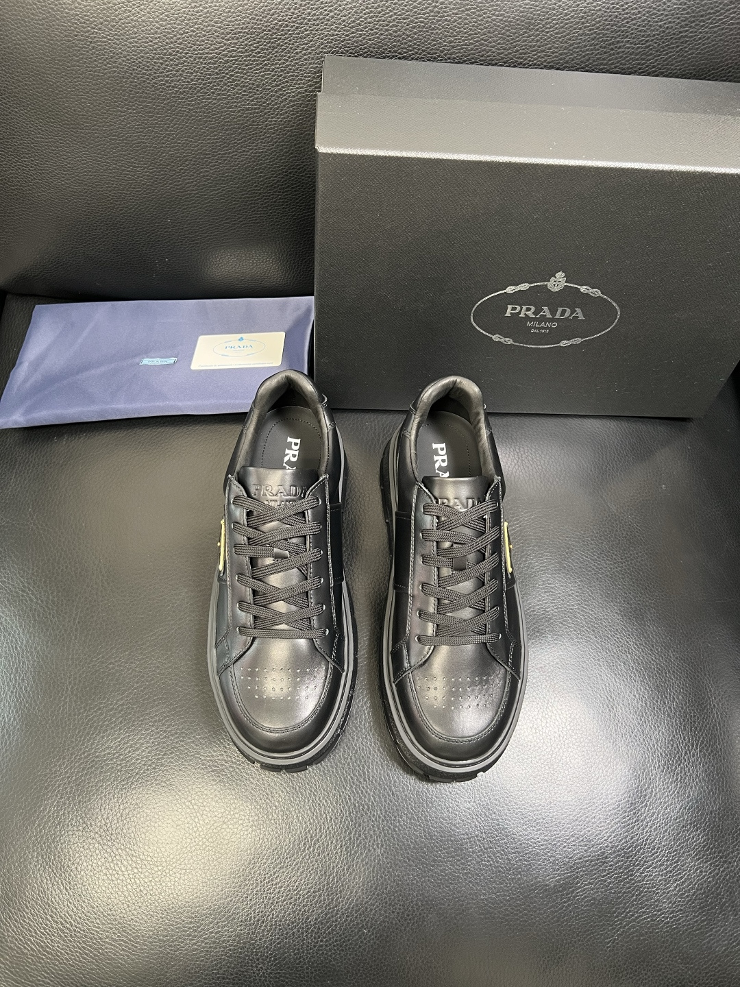 Prada 顶级工艺品，普拉达 专柜同步，原厂配置意大利进口牛皮拼布面料，进口牛皮内里垫，透气舒适，鞋底