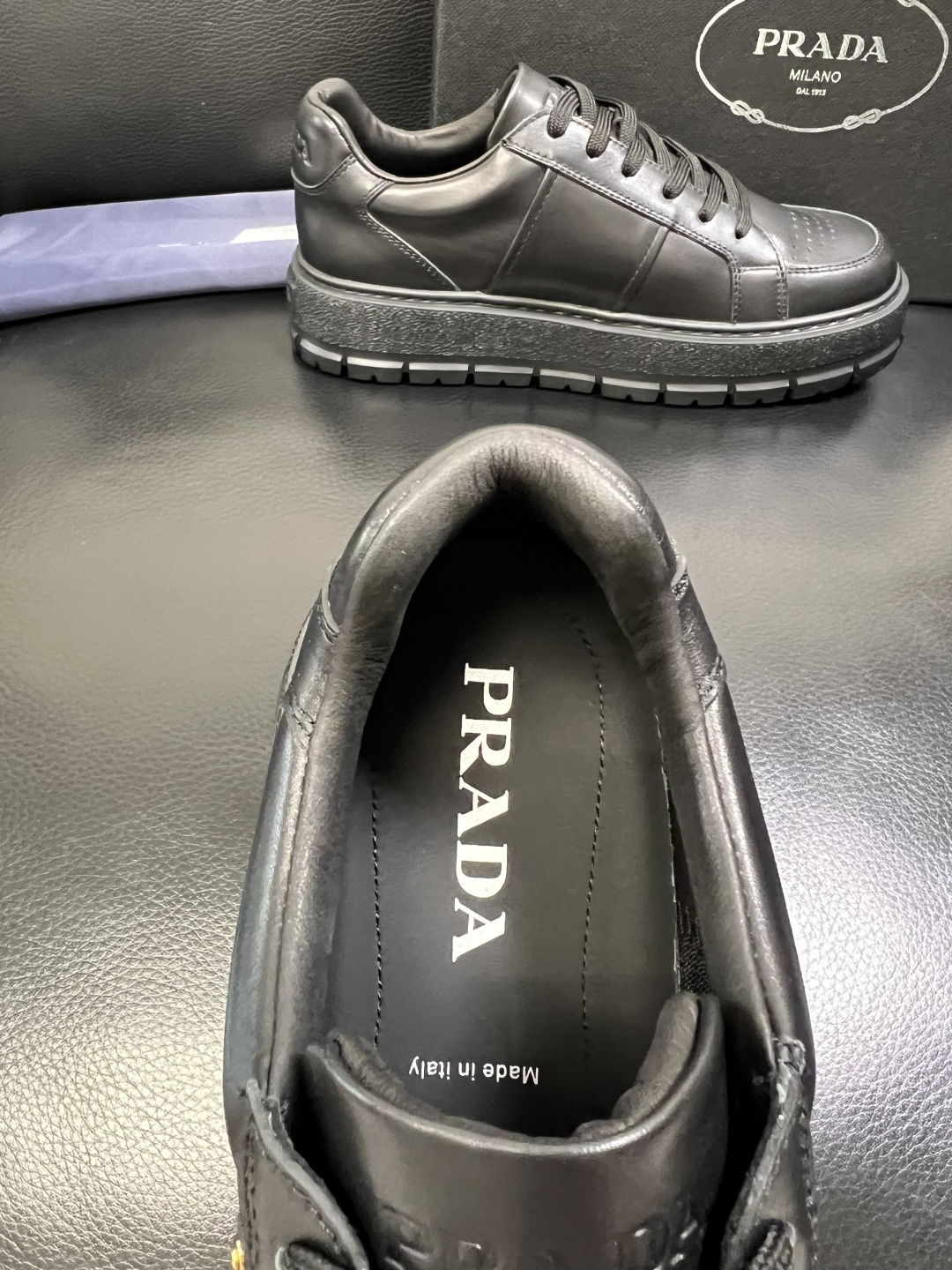 Prada 顶级工艺品，普拉达 专柜同步，原厂配置意大利进口牛皮拼布面料，进口牛皮内里垫，透气舒适，鞋底