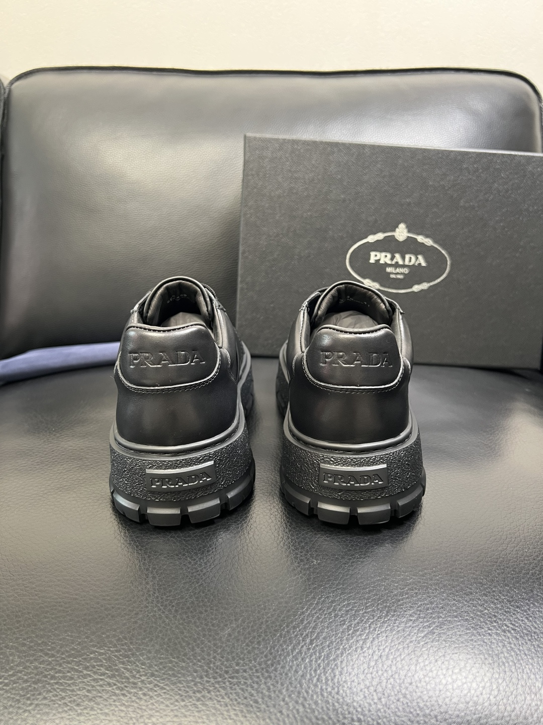 Prada 顶级工艺品，普拉达 专柜同步，原厂配置意大利进口牛皮拼布面料，进口牛皮内里垫，透气舒适，鞋底