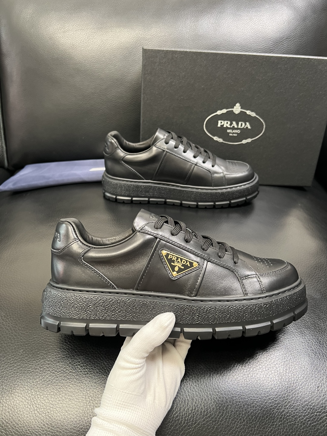 Prada 顶级工艺品，普拉达 专柜同步，原厂配置意大利进口牛皮拼布面料，进口牛皮内里垫，透气舒适，鞋底