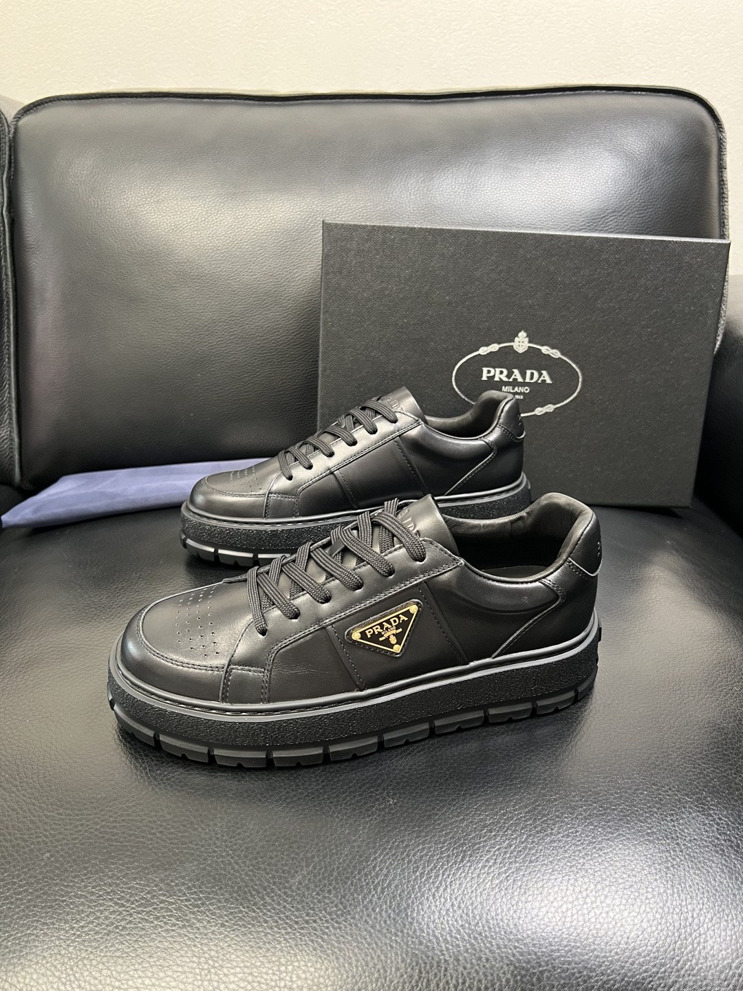 Prada 顶级工艺品，普拉达 专柜同步，原厂配置意大利进口牛皮拼布面料，进口牛皮内里垫，透气舒适，鞋底