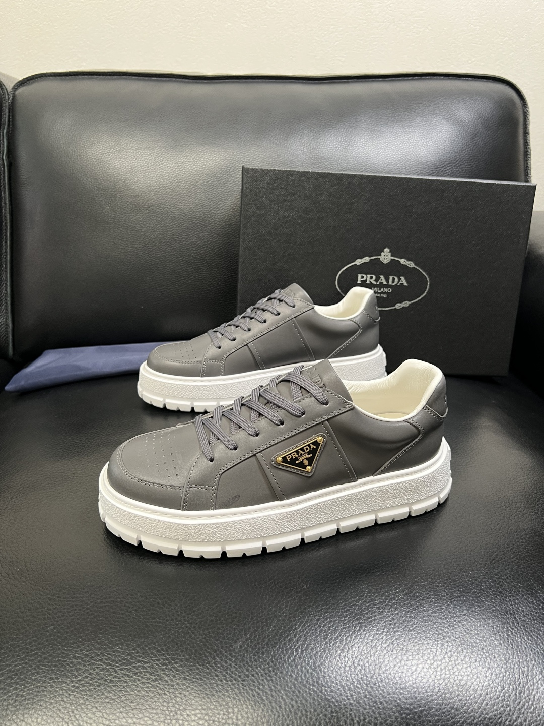 Prada 顶级工艺品，普拉达 专柜同步，原厂配置意大利进口牛皮拼布面料，进口牛皮内里垫，透气舒适，鞋底