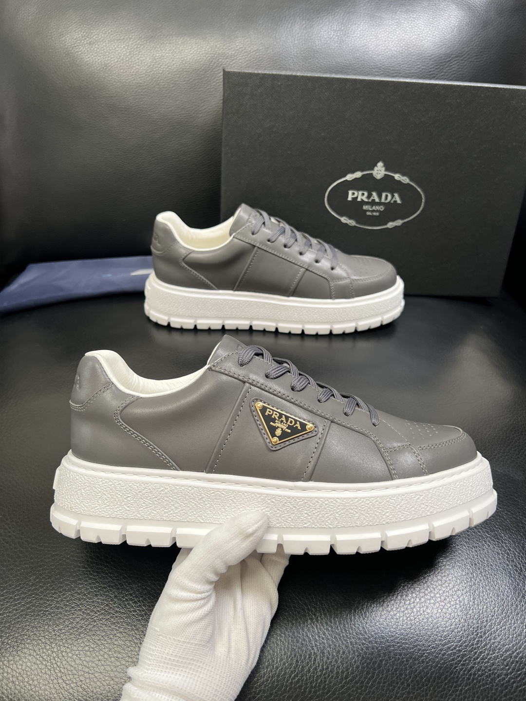 Prada 顶级工艺品，普拉达 专柜同步，原厂配置意大利进口牛皮拼布面料，进口牛皮内里垫，透气舒适，鞋底