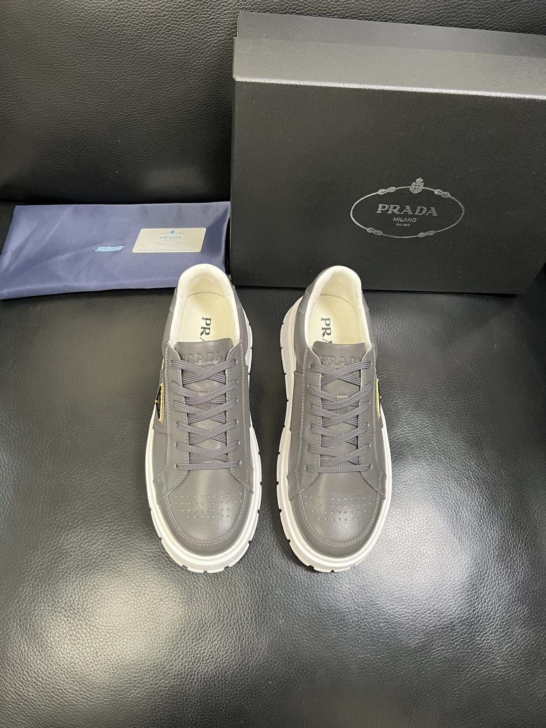 Prada 顶级工艺品，普拉达 专柜同步，原厂配置意大利进口牛皮拼布面料，进口牛皮内里垫，透气舒适，鞋底