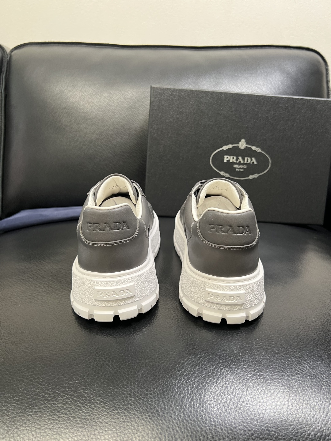 Prada 顶级工艺品，普拉达 专柜同步，原厂配置意大利进口牛皮拼布面料，进口牛皮内里垫，透气舒适，鞋底