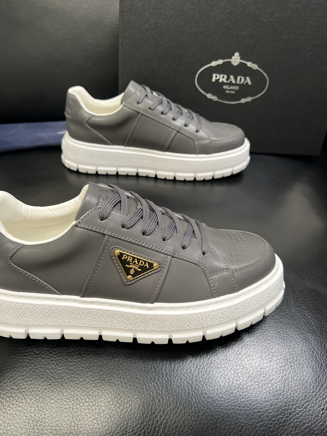 Prada 顶级工艺品，普拉达 专柜同步，原厂配置意大利进口牛皮拼布面料，进口牛皮内里垫，透气舒适，鞋底