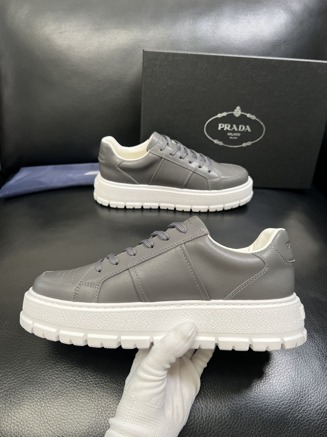 Prada 顶级工艺品，普拉达 专柜同步，原厂配置意大利进口牛皮拼布面料，进口牛皮内里垫，透气舒适，鞋底