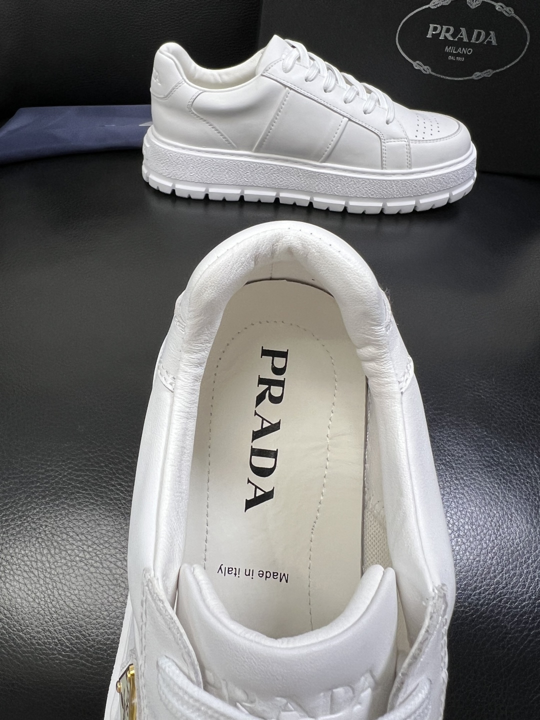 Prada 顶级工艺品，普拉达 专柜同步，原厂配置意大利进口牛皮拼布面料，进口牛皮内里垫，透气舒适，鞋底