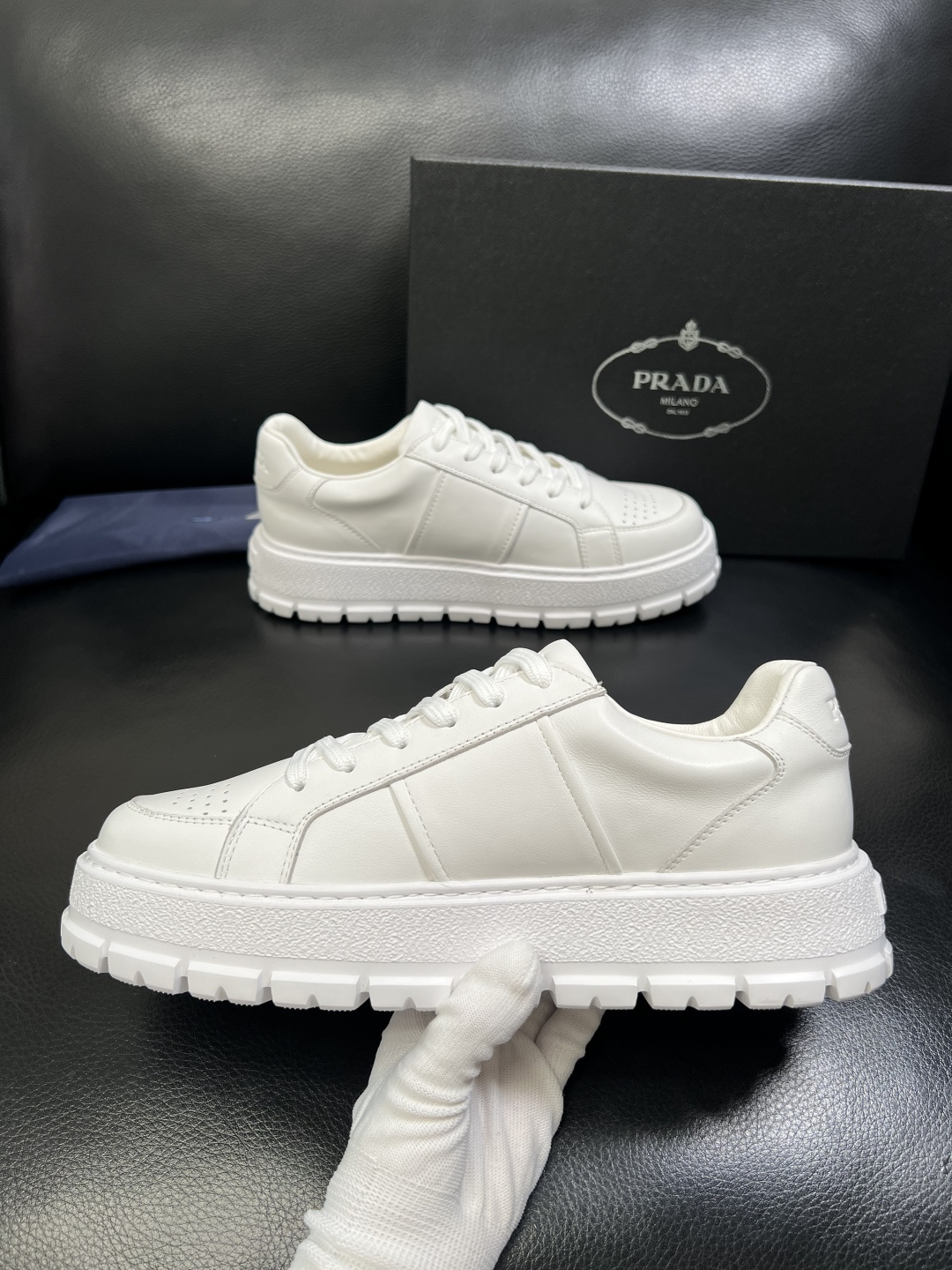 Prada 顶级工艺品，普拉达 专柜同步，原厂配置意大利进口牛皮拼布面料，进口牛皮内里垫，透气舒适，鞋底