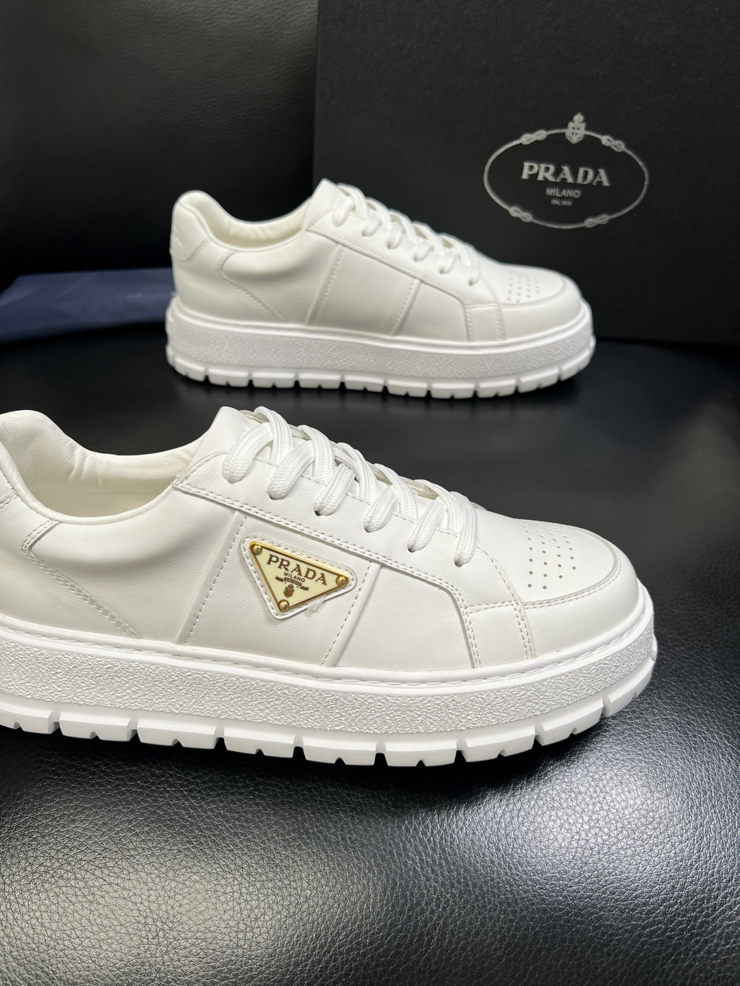 Prada 顶级工艺品，普拉达 专柜同步，原厂配置意大利进口牛皮拼布面料，进口牛皮内里垫，透气舒适，鞋底