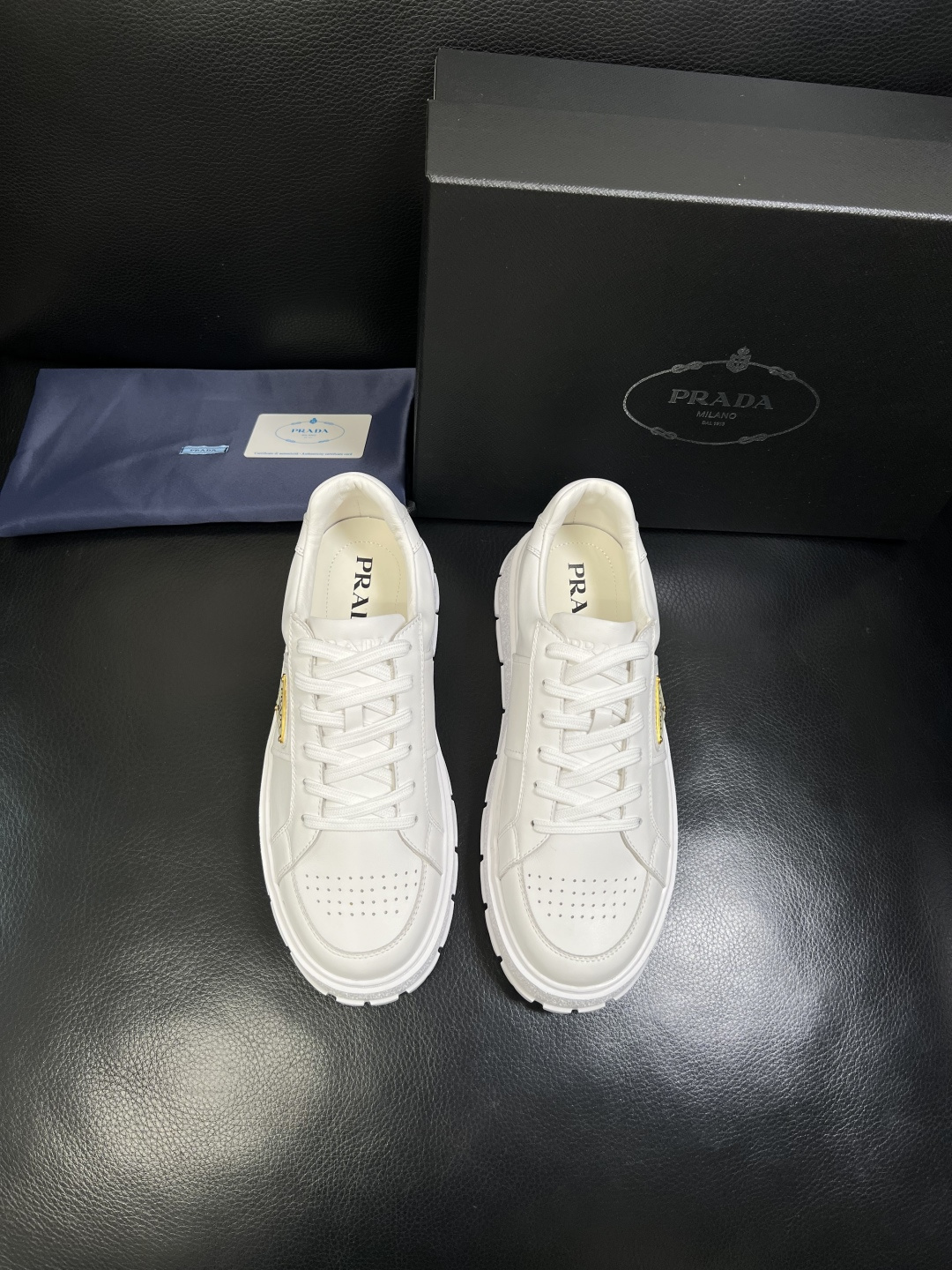 Prada 顶级工艺品，普拉达 专柜同步，原厂配置意大利进口牛皮拼布面料，进口牛皮内里垫，透气舒适，鞋底