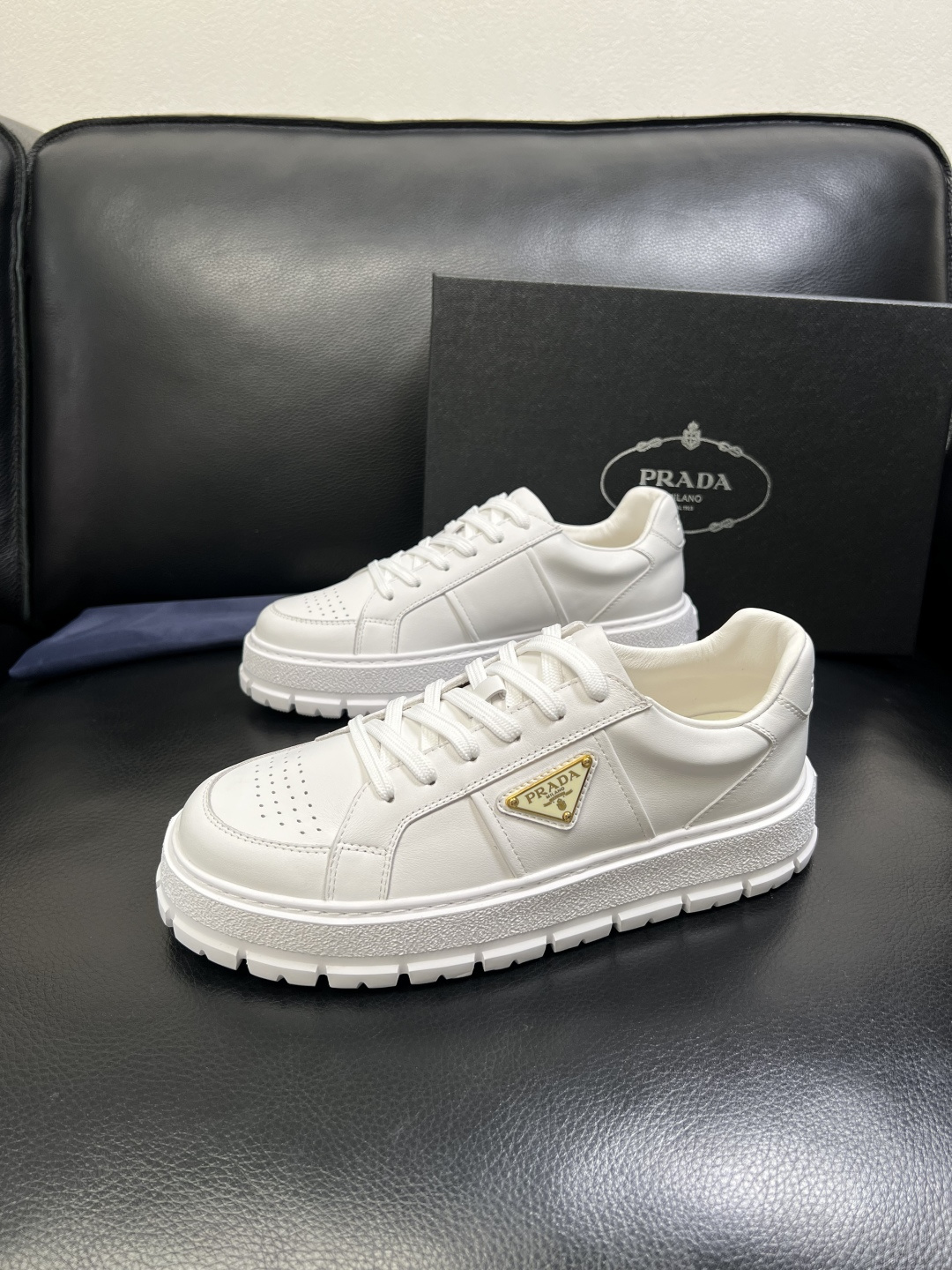 Prada 顶级工艺品，普拉达 专柜同步，原厂配置意大利进口牛皮拼布面料，进口牛皮内里垫，透气舒适，鞋底