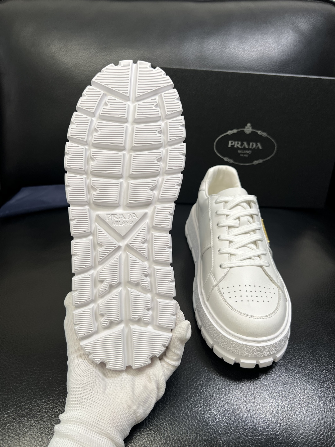 Prada 顶级工艺品，普拉达 专柜同步，原厂配置意大利进口牛皮拼布面料，进口牛皮内里垫，透气舒适，鞋底