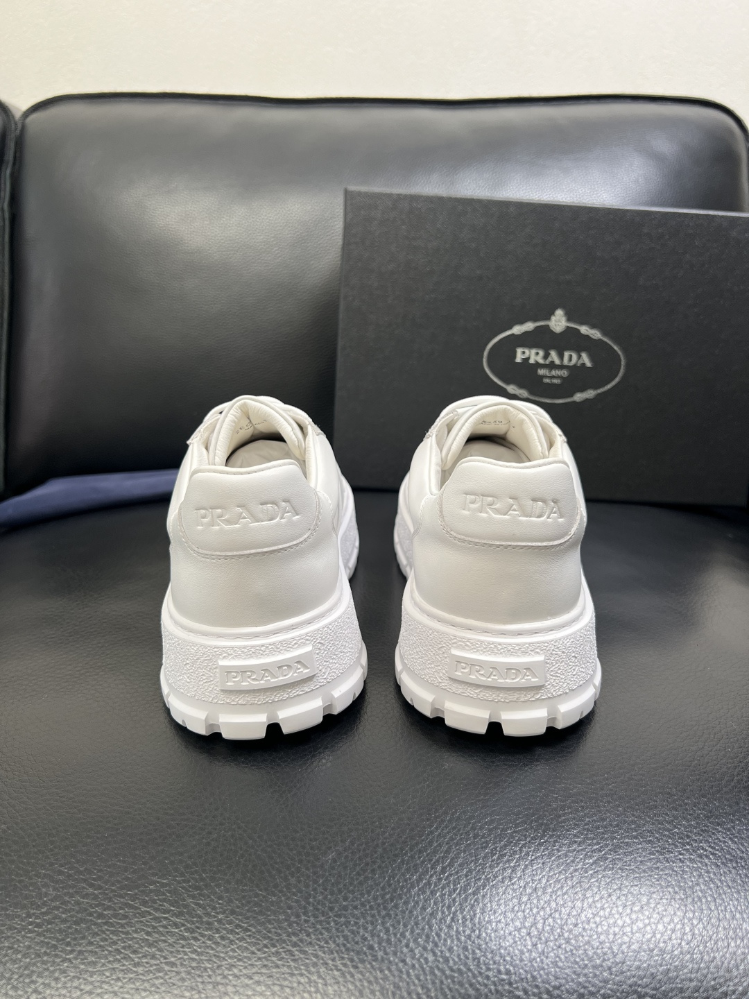 Prada 顶级工艺品，普拉达 专柜同步，原厂配置意大利进口牛皮拼布面料，进口牛皮内里垫，透气舒适，鞋底