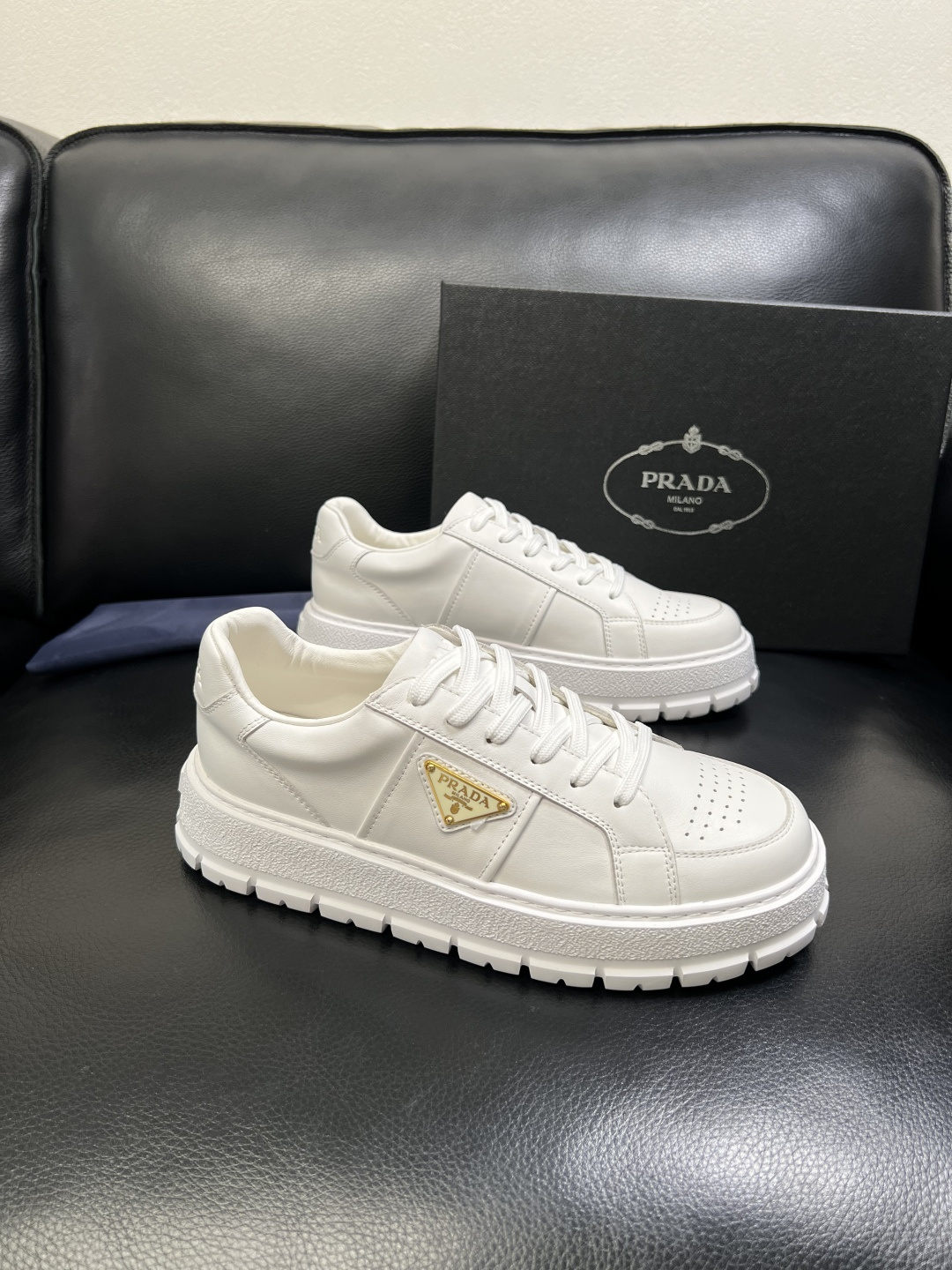 Prada 顶级工艺品，普拉达 专柜同步，原厂配置意大利进口牛皮拼布面料，进口牛皮内里垫，透气舒适，鞋底