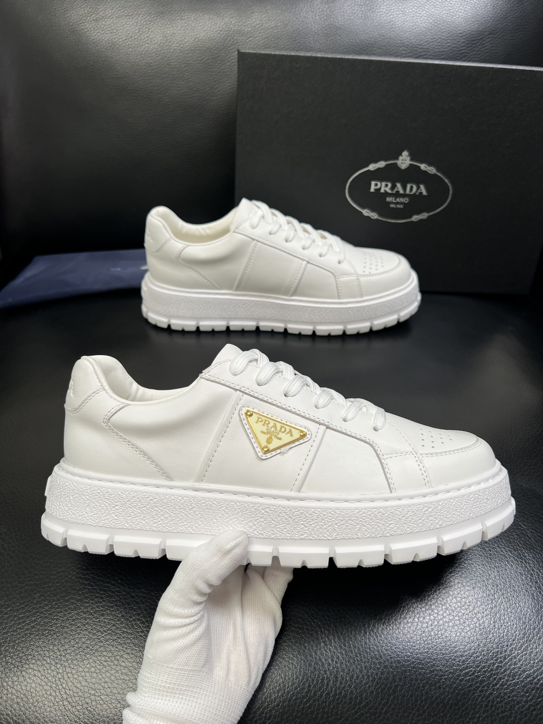 Prada 顶级工艺品，普拉达 专柜同步，原厂配置意大利进口牛皮拼布面料，进口牛皮内里垫，透气舒适，鞋底