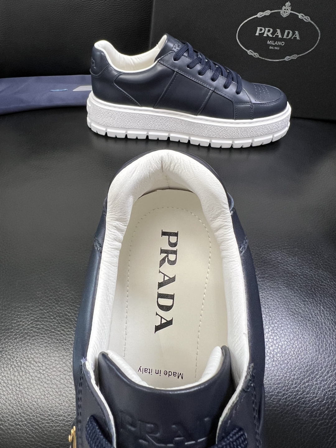 Prada 顶级工艺品，普拉达 专柜同步，原厂配置意大利进口牛皮拼布面料，进口牛皮内里垫，透气舒适，鞋底