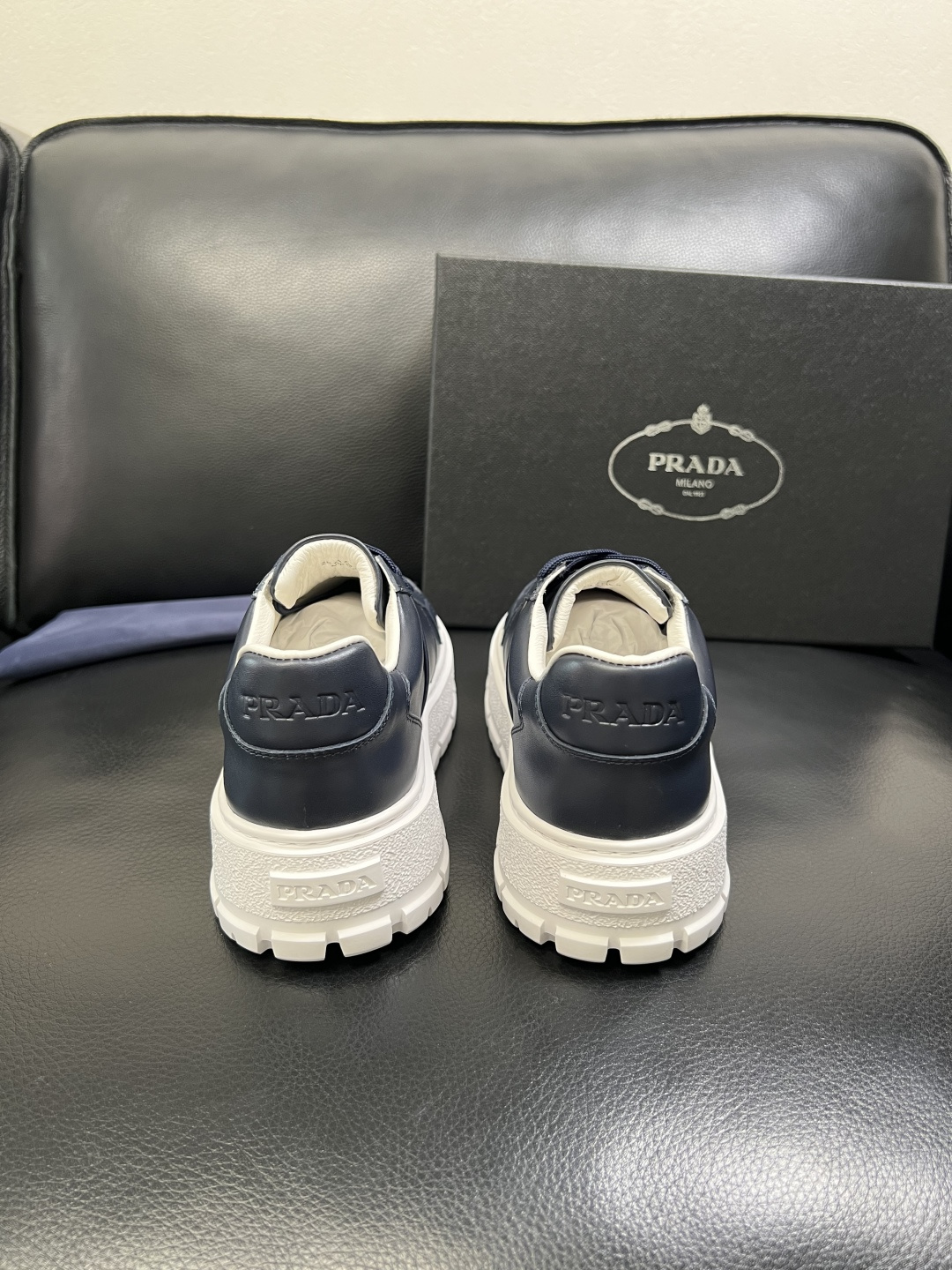 Prada 顶级工艺品，普拉达 专柜同步，原厂配置意大利进口牛皮拼布面料，进口牛皮内里垫，透气舒适，鞋底