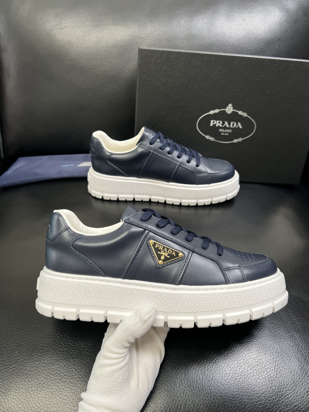 Prada 顶级工艺品，普拉达 专柜同步，原厂配置意大利进口牛皮拼布面料，进口牛皮内里垫，透气舒适，鞋底