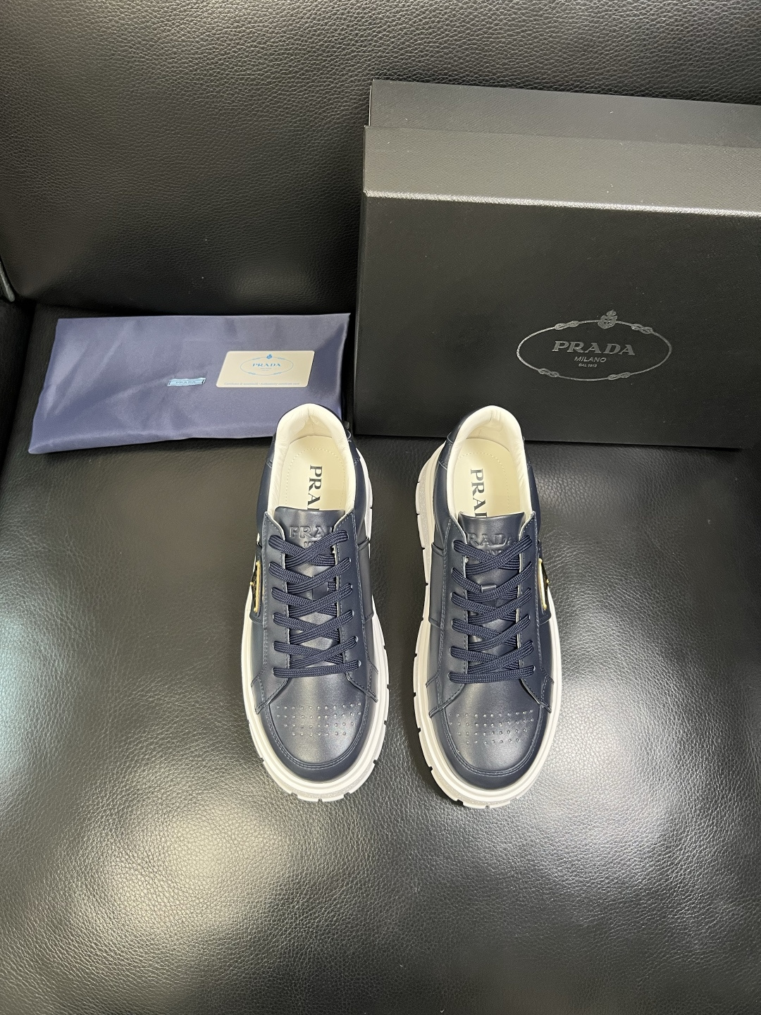 Prada 顶级工艺品，普拉达 专柜同步，原厂配置意大利进口牛皮拼布面料，进口牛皮内里垫，透气舒适，鞋底