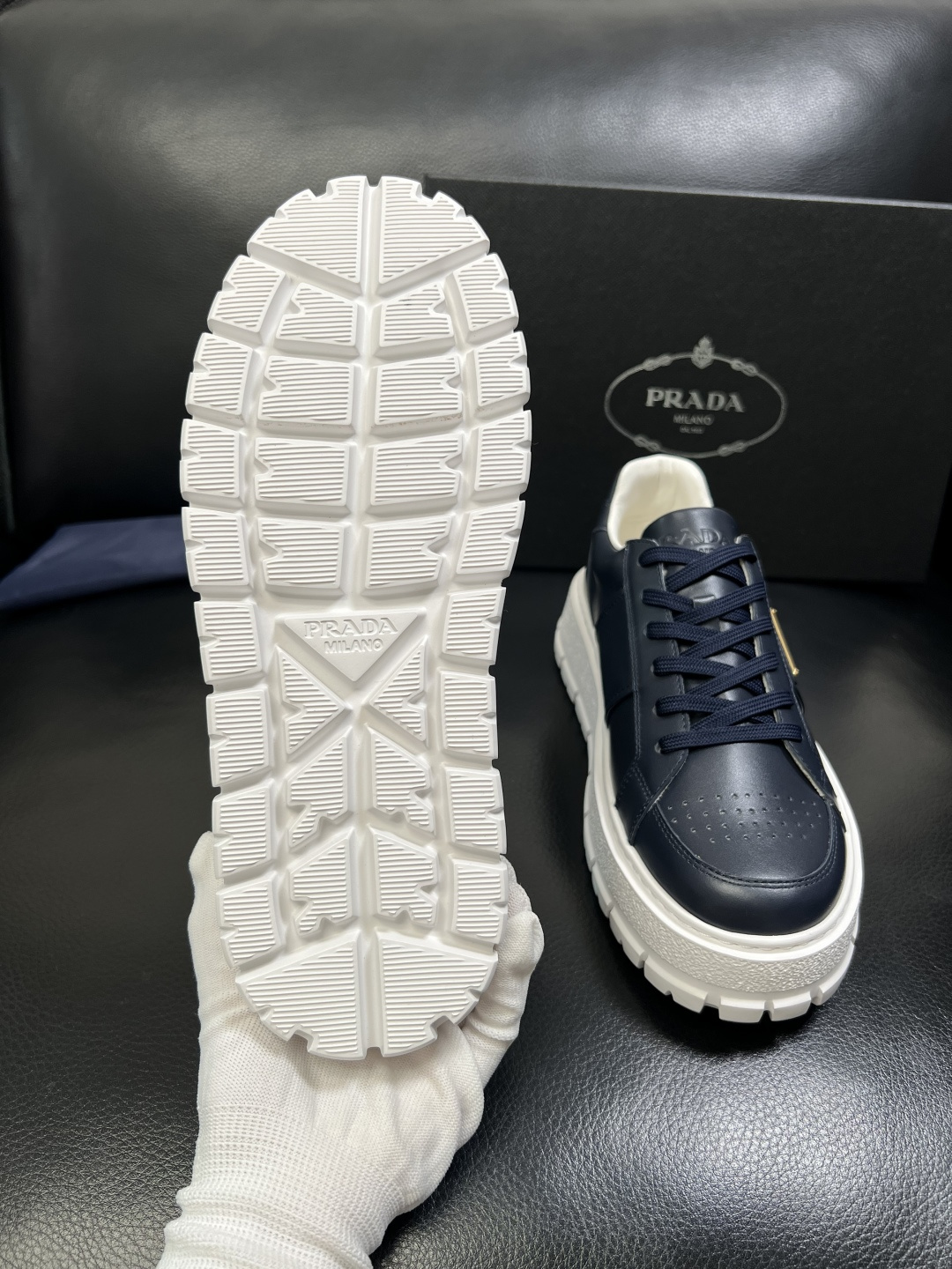 Prada 顶级工艺品，普拉达 专柜同步，原厂配置意大利进口牛皮拼布面料，进口牛皮内里垫，透气舒适，鞋底