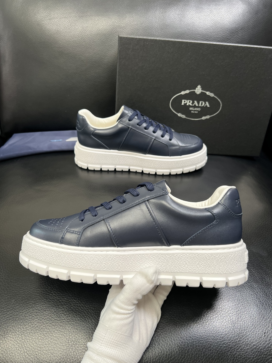 Prada 顶级工艺品，普拉达 专柜同步，原厂配置意大利进口牛皮拼布面料，进口牛皮内里垫，透气舒适，鞋底