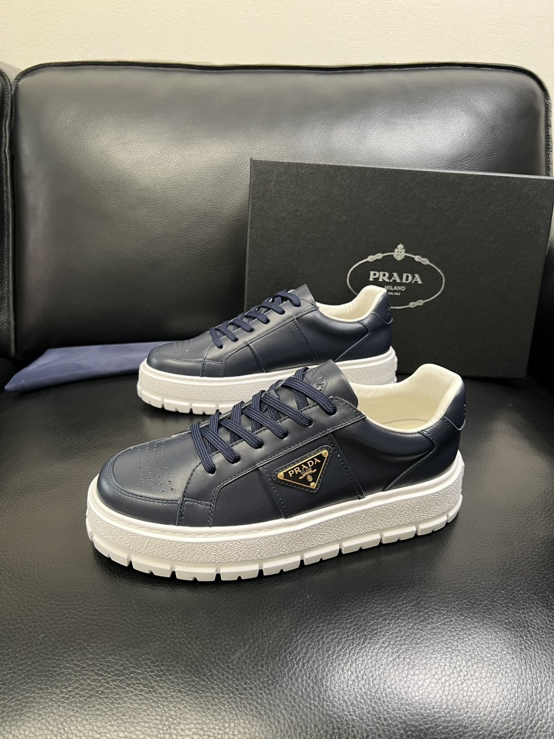 Prada 顶级工艺品，普拉达 专柜同步，原厂配置意大利进口牛皮拼布面料，进口牛皮内里垫，透气舒适，鞋底