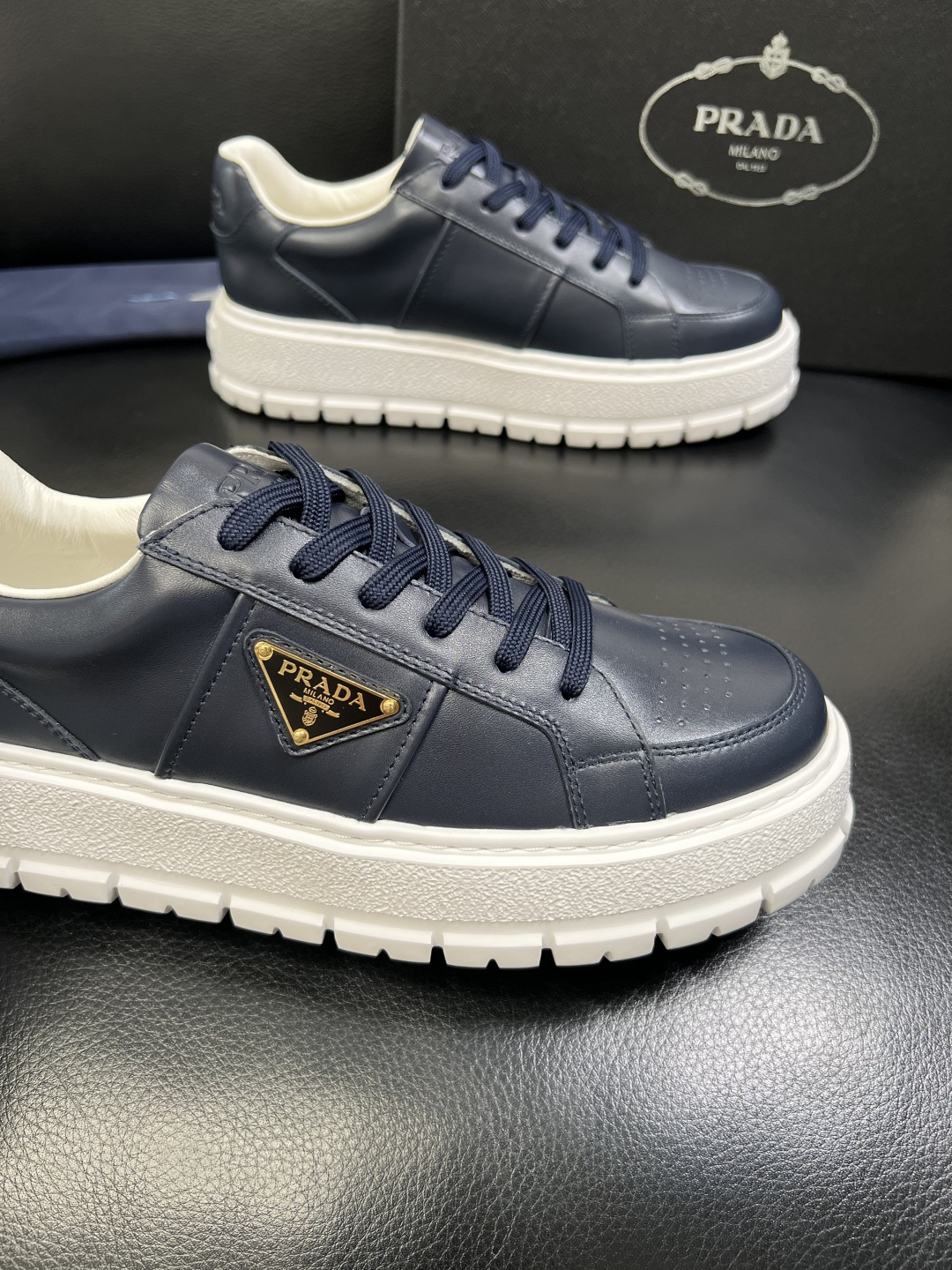 Prada 顶级工艺品，普拉达 专柜同步，原厂配置意大利进口牛皮拼布面料，进口牛皮内里垫，透气舒适，鞋底