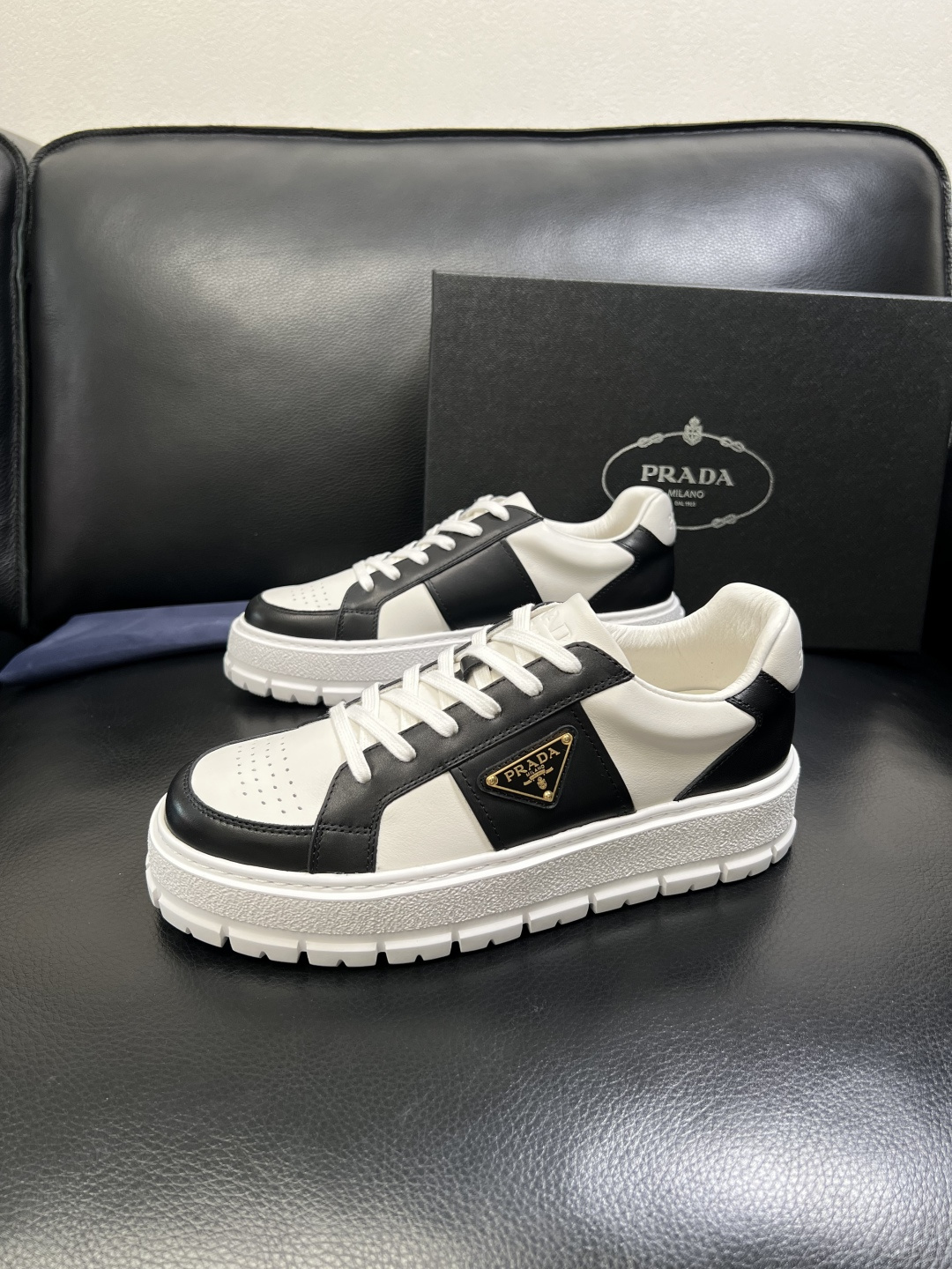 Prada 顶级工艺品，普拉达 专柜同步，原厂配置意大利进口牛皮拼布面料，进口牛皮内里垫，透气舒适，鞋底