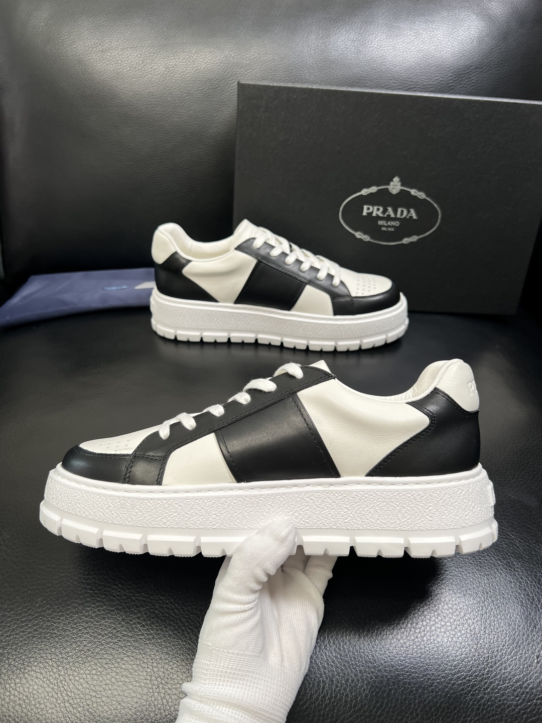 Prada 顶级工艺品，普拉达 专柜同步，原厂配置意大利进口牛皮拼布面料，进口牛皮内里垫，透气舒适，鞋底