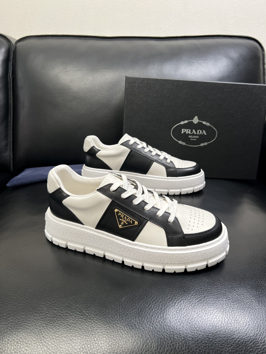 Prada 顶级工艺品，普拉达 专柜同步，原厂配置意大利进口牛皮拼布面料，进口牛皮内里垫，透气舒适，鞋底