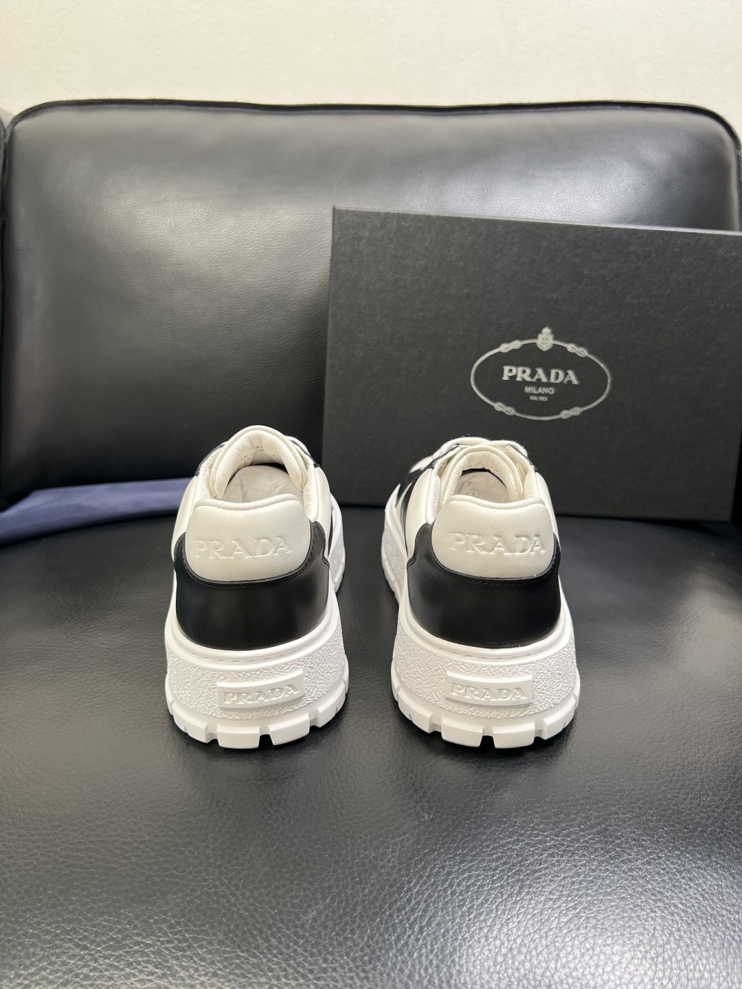 Prada 顶级工艺品，普拉达 专柜同步，原厂配置意大利进口牛皮拼布面料，进口牛皮内里垫，透气舒适，鞋底