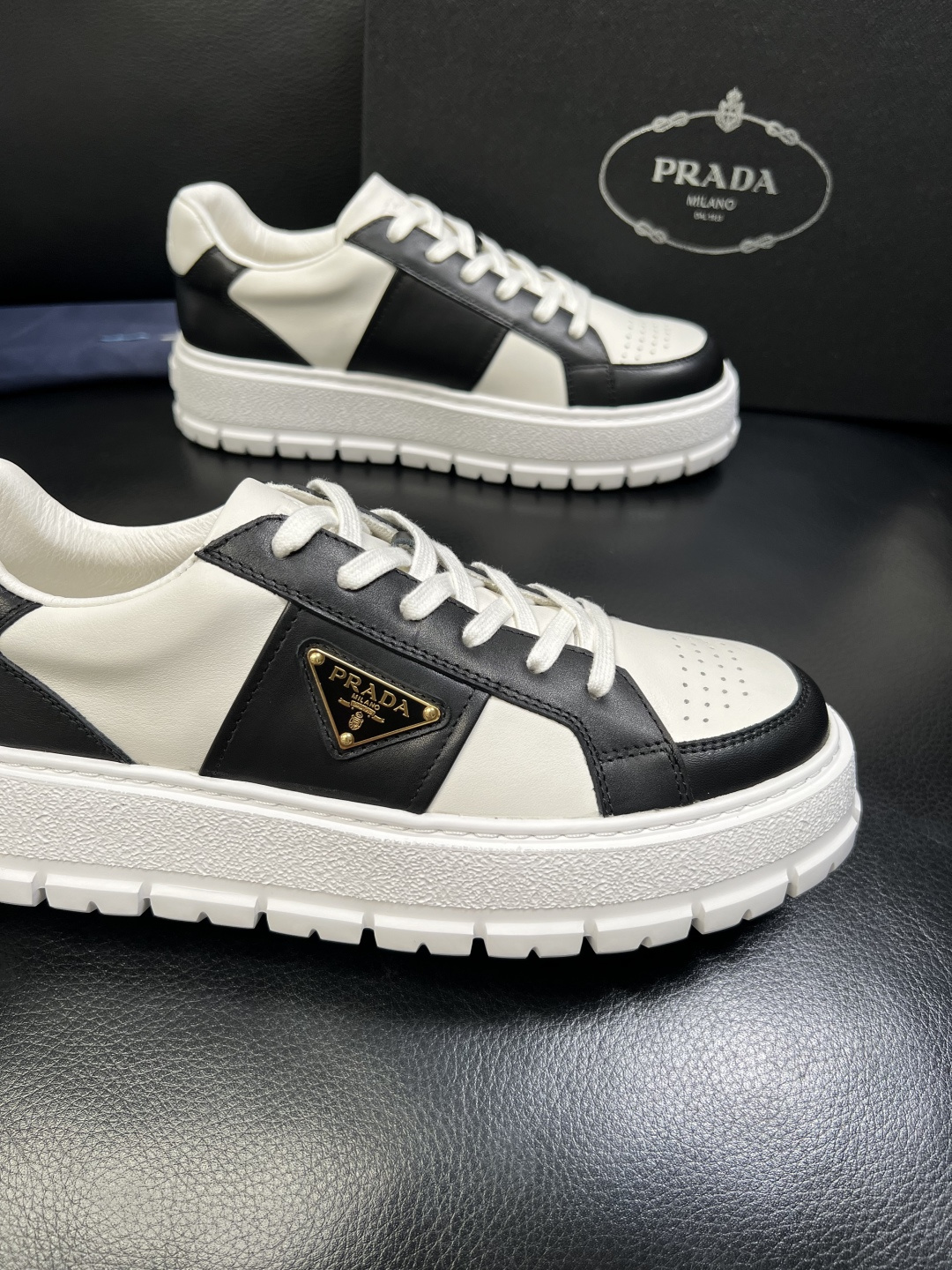Prada 顶级工艺品，普拉达 专柜同步，原厂配置意大利进口牛皮拼布面料，进口牛皮内里垫，透气舒适，鞋底