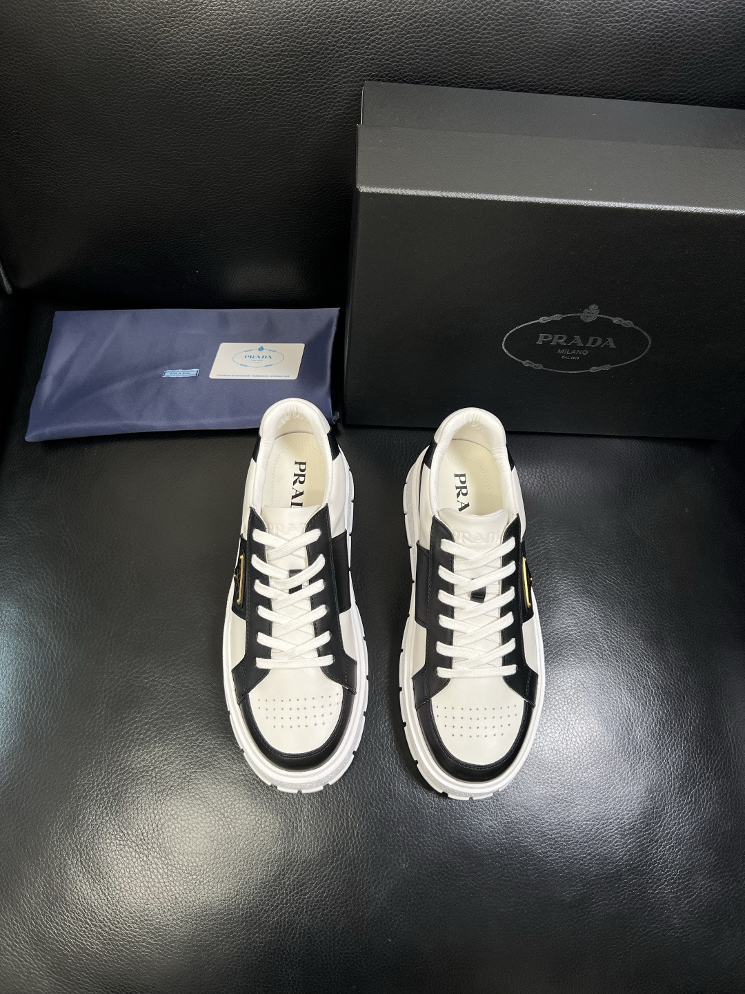 Prada 顶级工艺品，普拉达 专柜同步，原厂配置意大利进口牛皮拼布面料，进口牛皮内里垫，透气舒适，鞋底