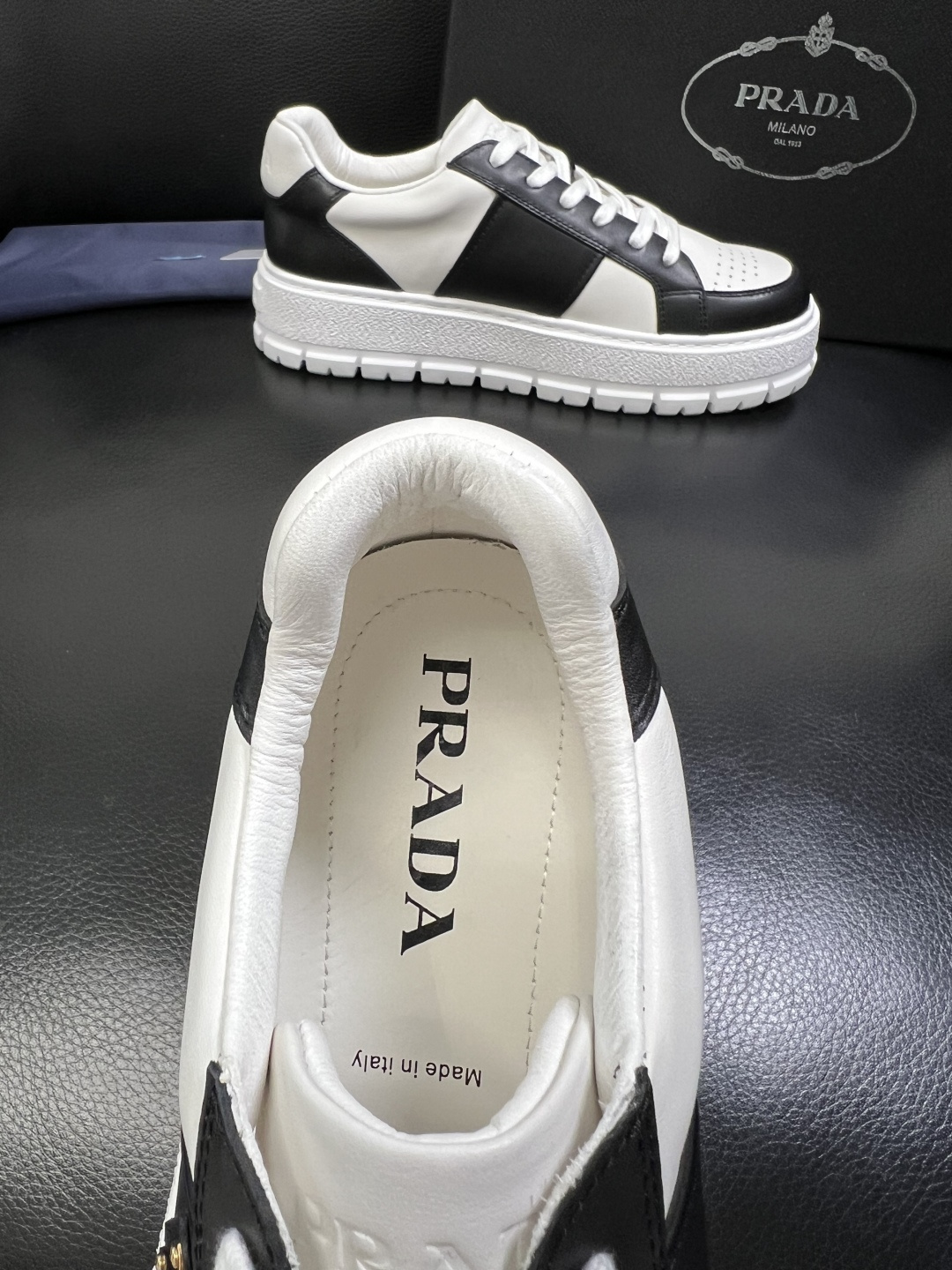 Prada 顶级工艺品，普拉达 专柜同步，原厂配置意大利进口牛皮拼布面料，进口牛皮内里垫，透气舒适，鞋底