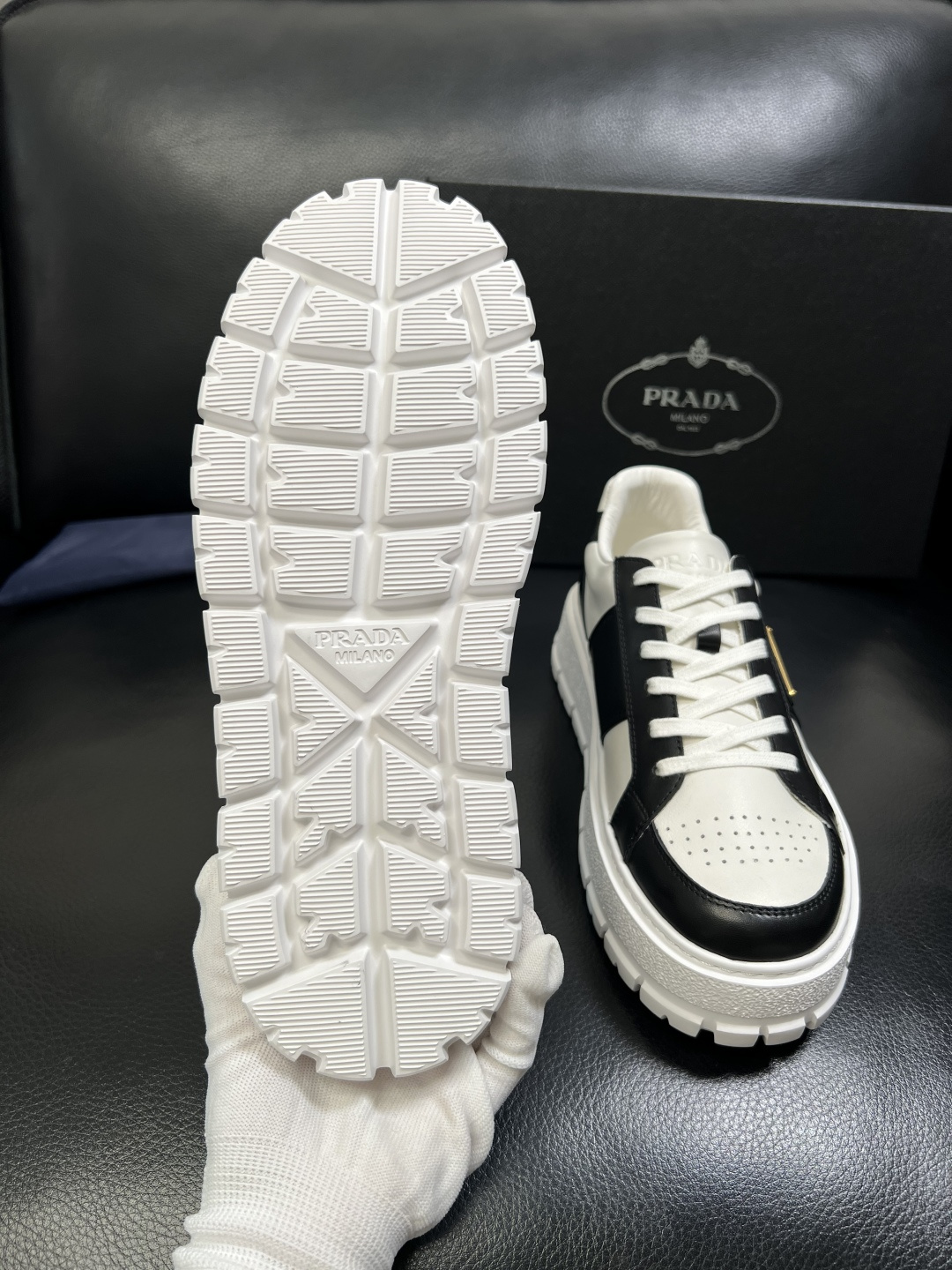 Prada 顶级工艺品，普拉达 专柜同步，原厂配置意大利进口牛皮拼布面料，进口牛皮内里垫，透气舒适，鞋底