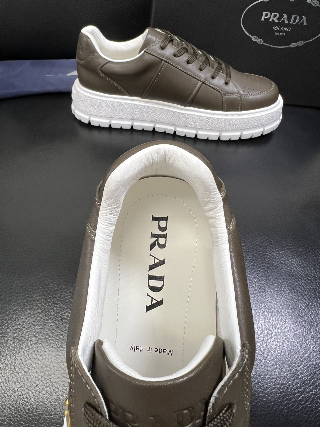 Prada 顶级工艺品，普拉达 专柜同步，原厂配置意大利进口牛皮拼布面料，进口牛皮内里垫，透气舒适，鞋底