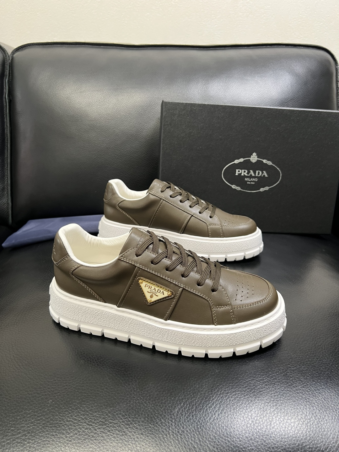 Prada 顶级工艺品，普拉达 专柜同步，原厂配置意大利进口牛皮拼布面料，进口牛皮内里垫，透气舒适，鞋底