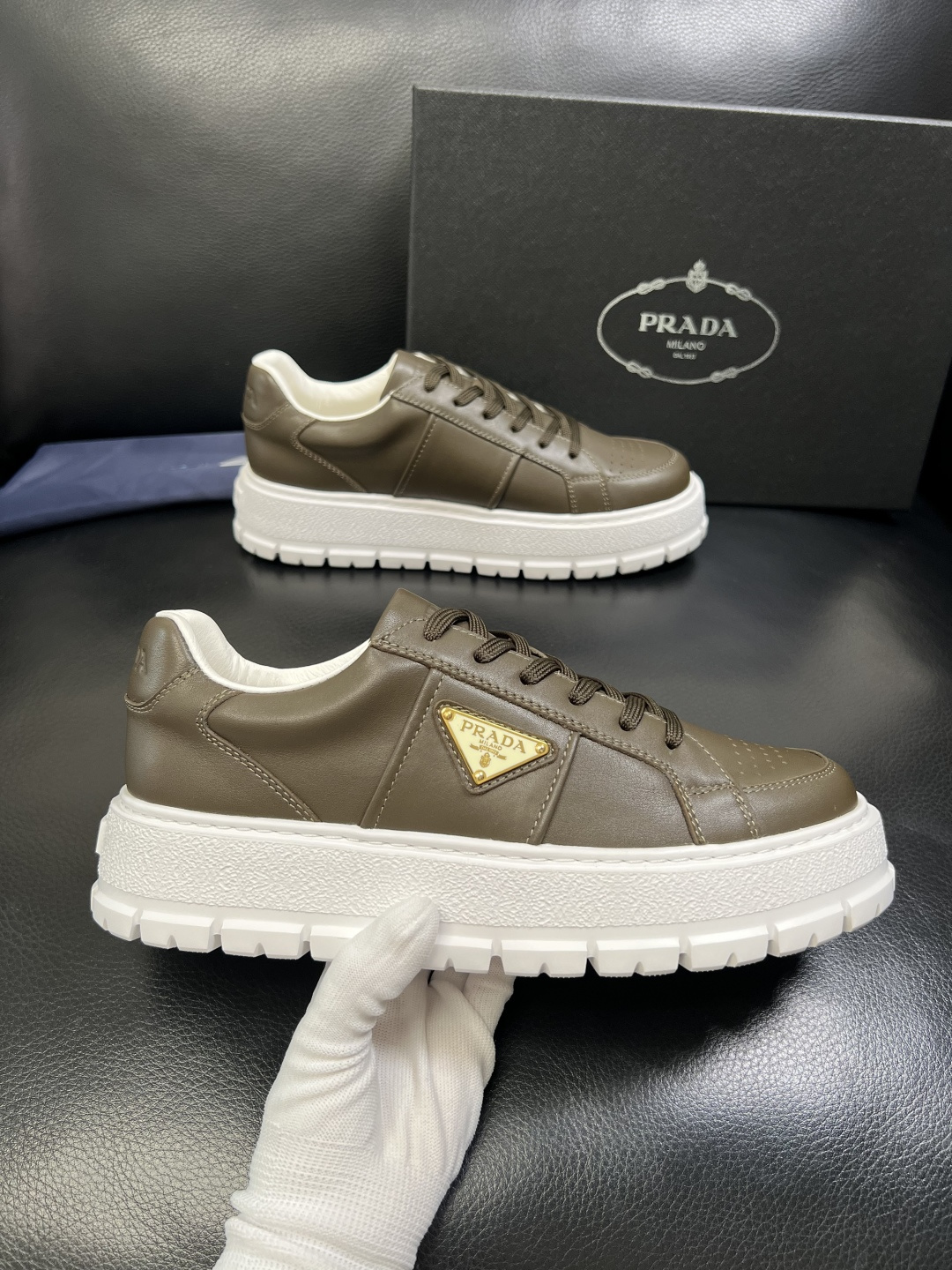 Prada 顶级工艺品，普拉达 专柜同步，原厂配置意大利进口牛皮拼布面料，进口牛皮内里垫，透气舒适，鞋底